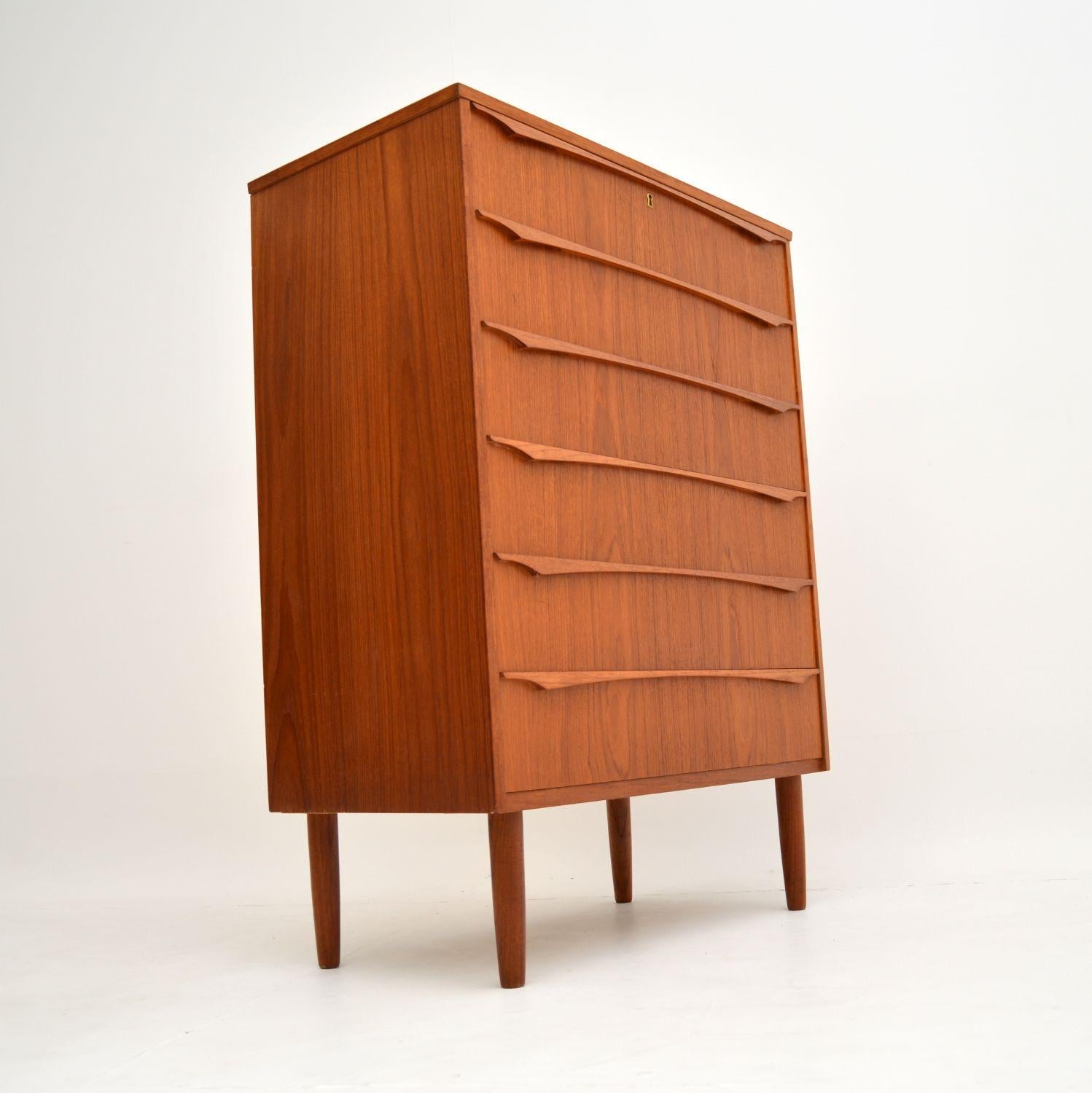 Danish Vintage Teak Chest of Drawers In Good Condition For Sale In London, GB