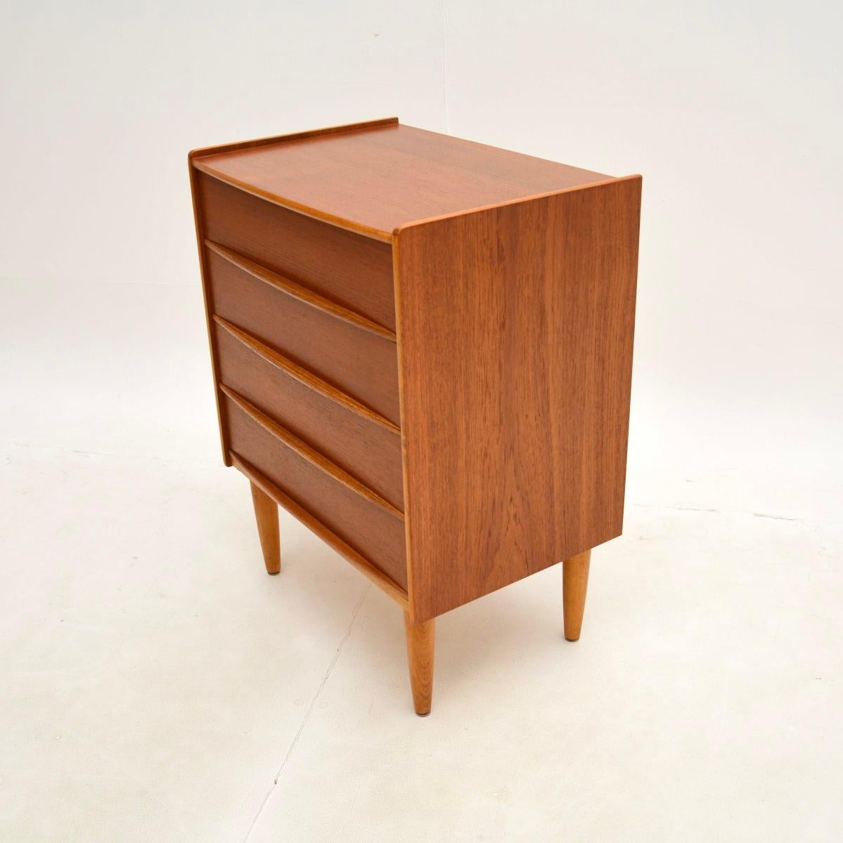 Metà XX secolo Cassettiera danese in teak vintage in vendita