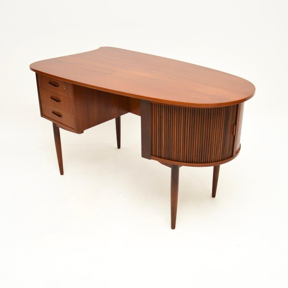 Dänischer Vintage Teak-Schreibtisch im Zustand „Gut“ im Angebot in London, GB