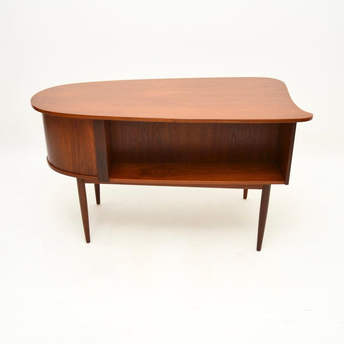 Dänischer Vintage Teak-Schreibtisch im Angebot 1