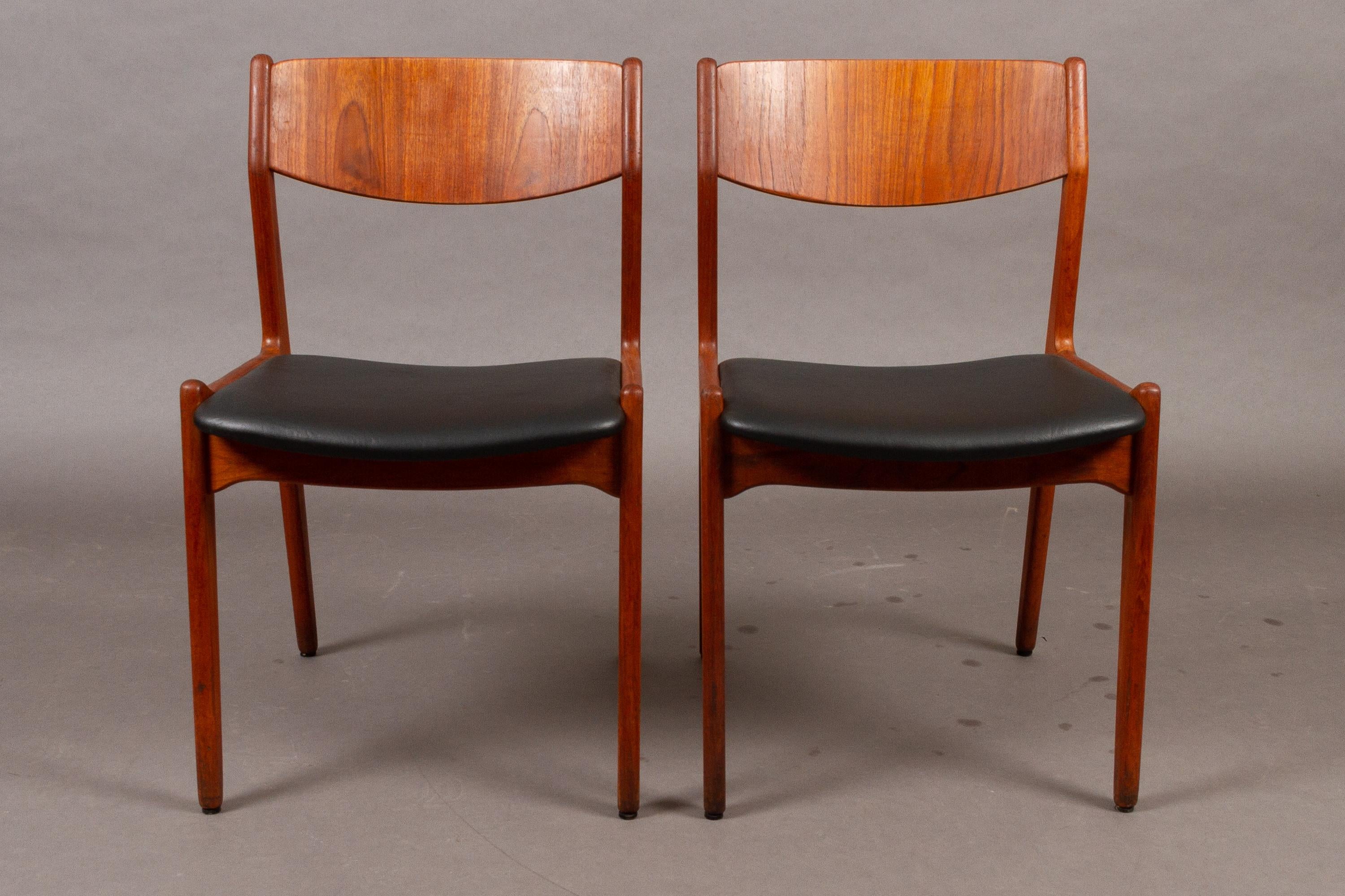 Danish vintage teak dining chairs, 1960s, set of 2.
Pair of Danish dining chairs in solid teak with curved backrests.
Classic Mid-Century Modern design from Danish manufacturer Sorø Møbelfabrik.
Seats have been reupholstered with quality