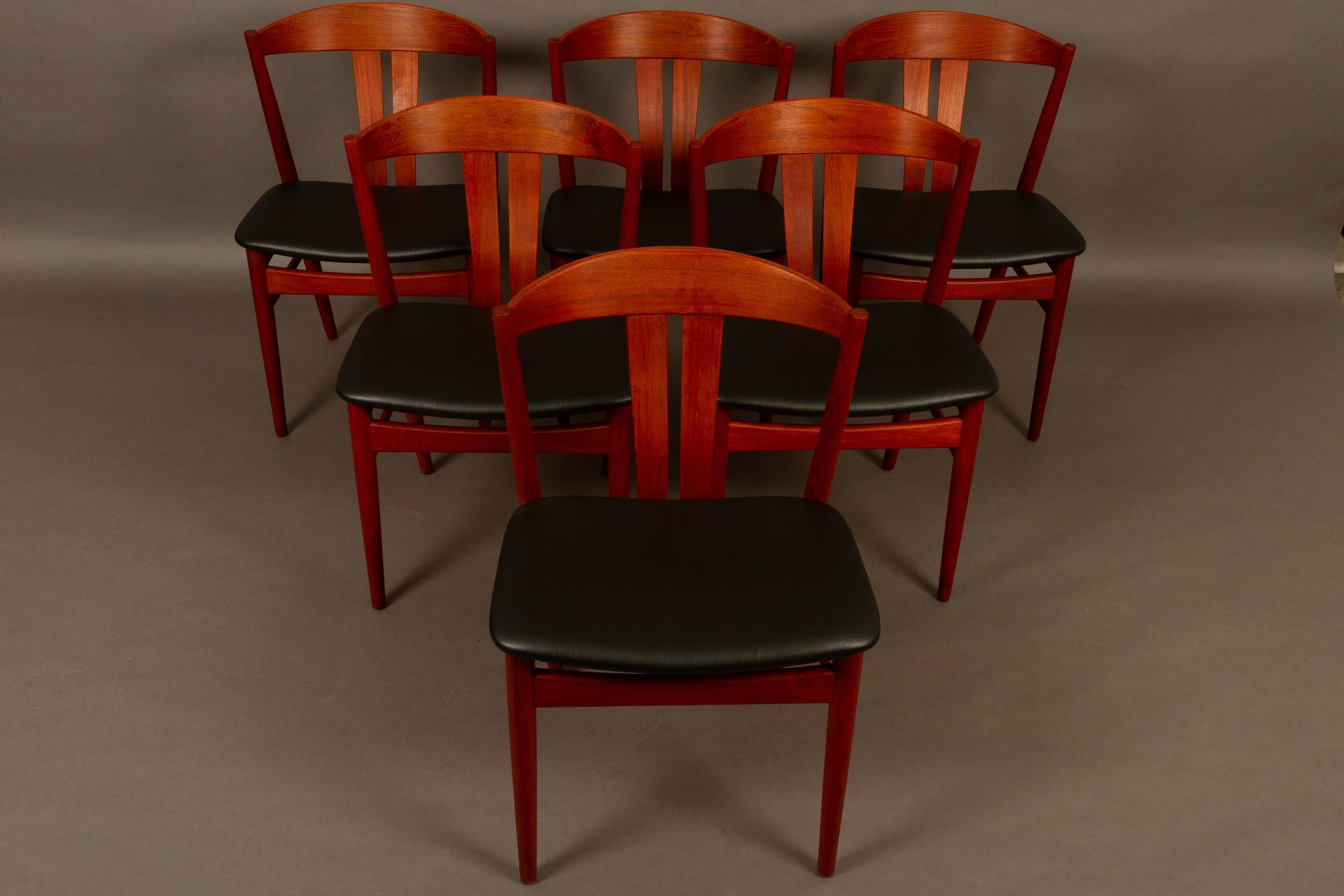 Danish vintage teak dining chairs Vejle Møbelfabrik 1960s set of 6.
Made by Vejle Stole- og Møbelfabrik and therefore most likely designed by Danish architect Henning Kjærnulf.
Beautiful and elegant Mid-Century Modern set of dining chairs in solid
