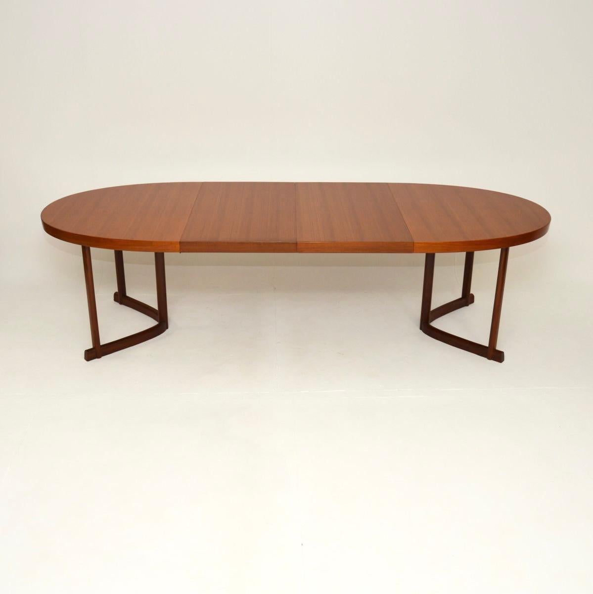 Ein wunderschöner dänischer Vintage-Esstisch aus Teakholz von Johannes Andersen aus den 1960er Jahren.

Er ist von hervorragender Qualität, mit einer großen ovalen Platte und zwei anbaubaren Flügeln, um die Essfläche zu vergrößern. Die Beine und der