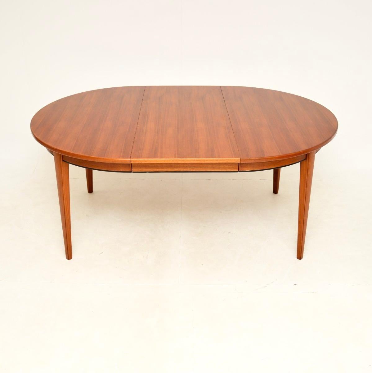Danish Vintage Teak Extending Dining Table by Gunni Omann In Good Condition For Sale In London, GB