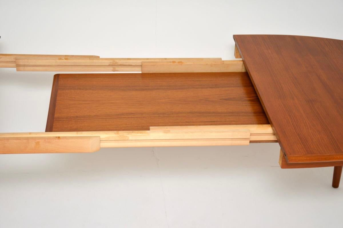 Mesa de comedor extensible danesa vintage de teca en venta 3