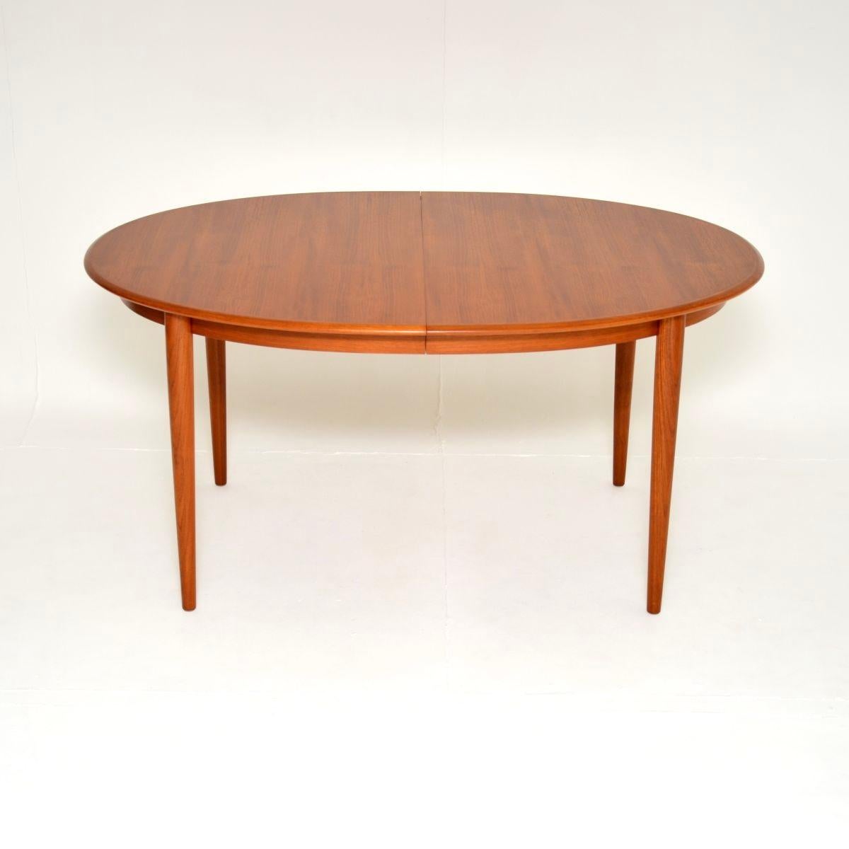 Una mesa de comedor extensible danesa vintage de teca, elegante y muy bien hecha. Fabricado en Dinamarca, data de los años 1960.

La calidad es asombrosa, tiene un gran tamaño, la elegante encimera ovalada tiene bordes finos y se asienta sobre unas