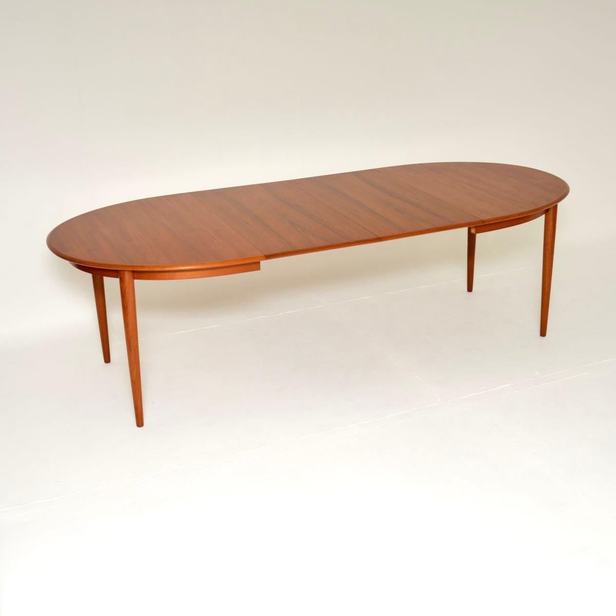 Mesa de comedor extensible danesa vintage de teca Moderno de mediados de siglo en venta