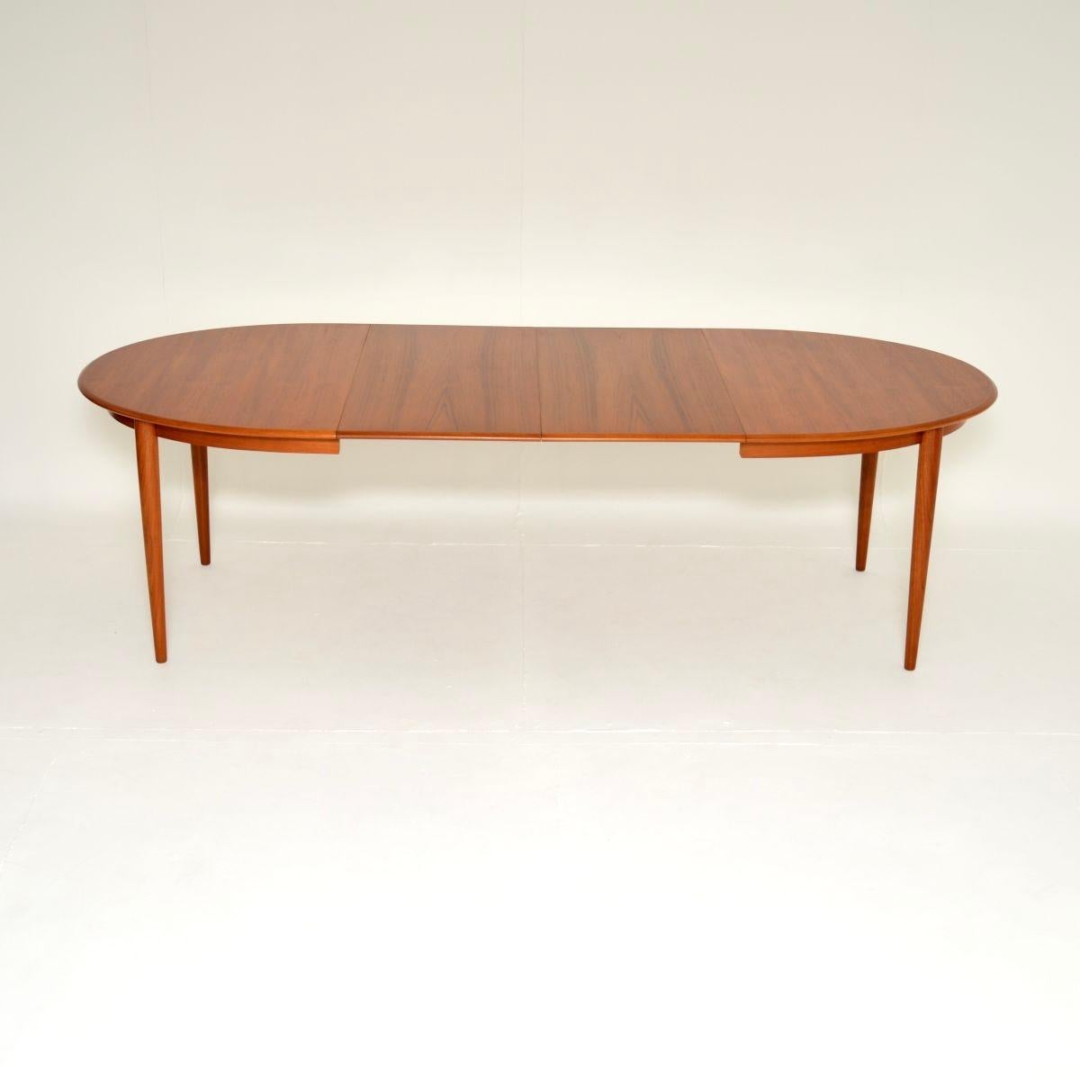 Mesa de comedor extensible danesa vintage de teca Danés en venta