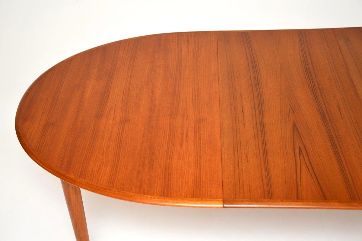 Mesa de comedor extensible danesa vintage de teca mediados del siglo XX en venta