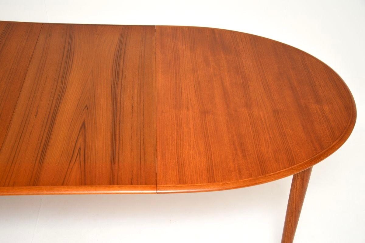 Mesa de comedor extensible danesa vintage de teca en venta 1