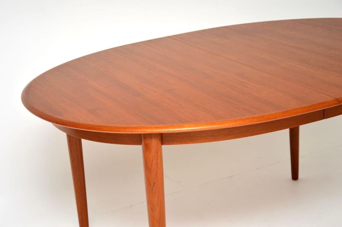 Mesa de comedor extensible danesa vintage de teca en venta 2
