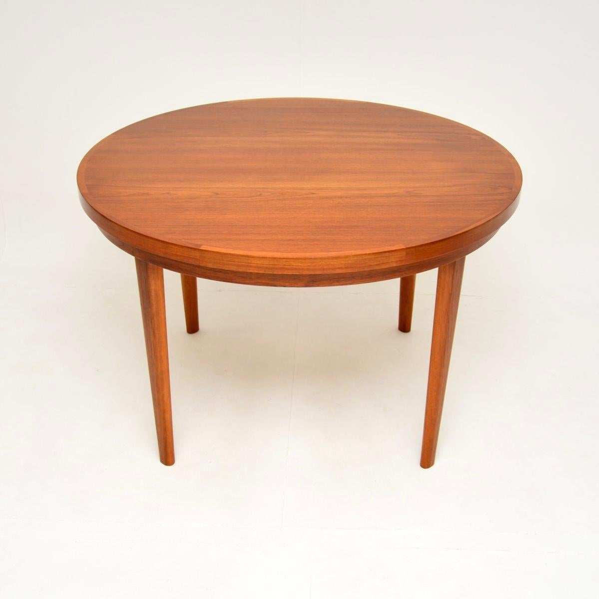 Danish Vintage Teak Flip Flap Lotus Dining Table by Dyrlund In Good Condition In London, GB