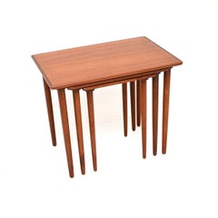 Dänische Vintage Teakholz Nest von drei Tischen