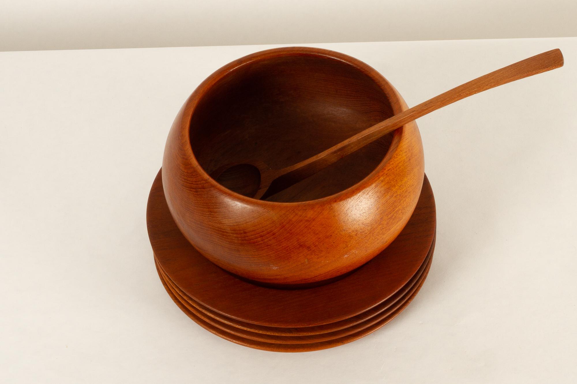 Danish vintage teak plates and bowl 1960s, set of 6.
Mid-Century Modern Danish tableware in teak.
This set consists of:
Four teak serving plates by Wiggers Denmark, diameter 28 cm.
A large bowl in solid teak, diameter 24 cm.
A spoon in solid
