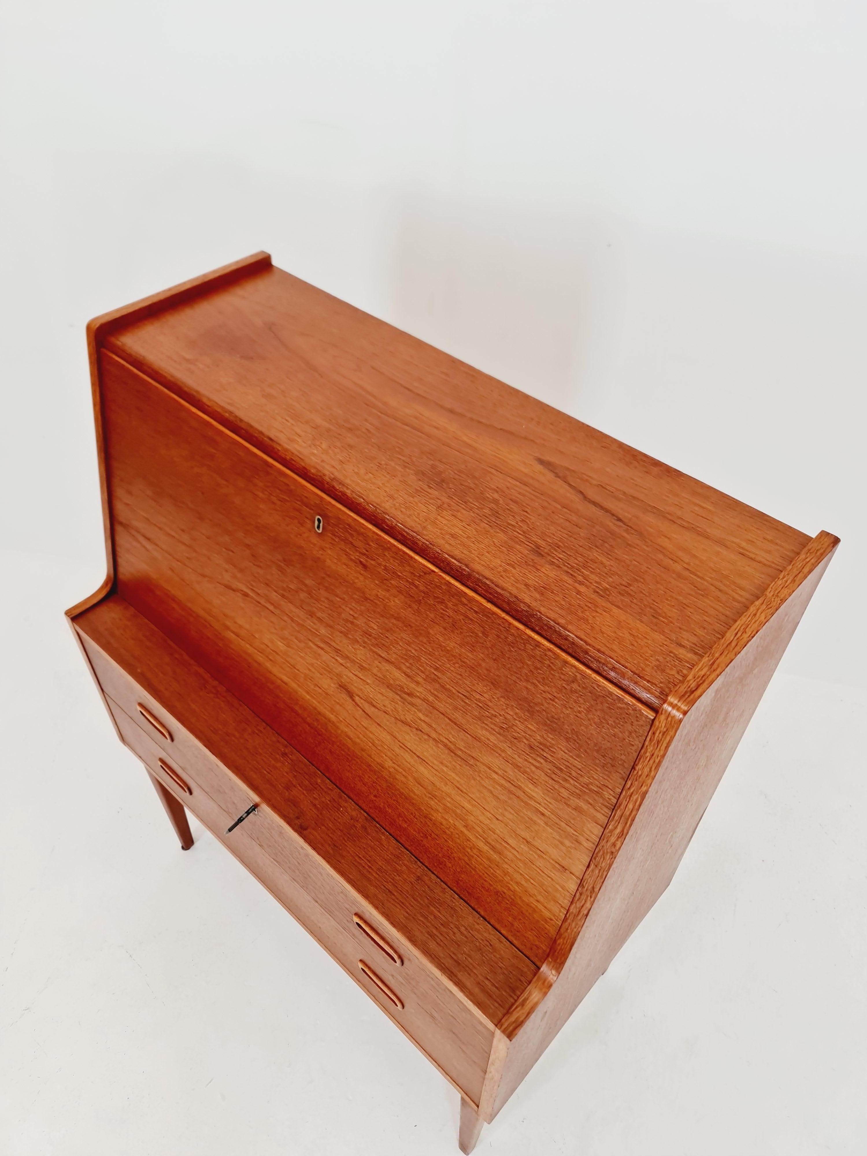 Dänischer Vintage-Sekretär aus Teakholz, Waschtisch/Schminktisch von Arne Wahl Iversen, 1960er Jahre

Verwendbar als: Schreibtisch / Büro / Sekretär / Kleiderschrank / Kommode / Schminktisch

Abmessungen: 
45 T x 85 B x 114 H cm

Es ist in einem