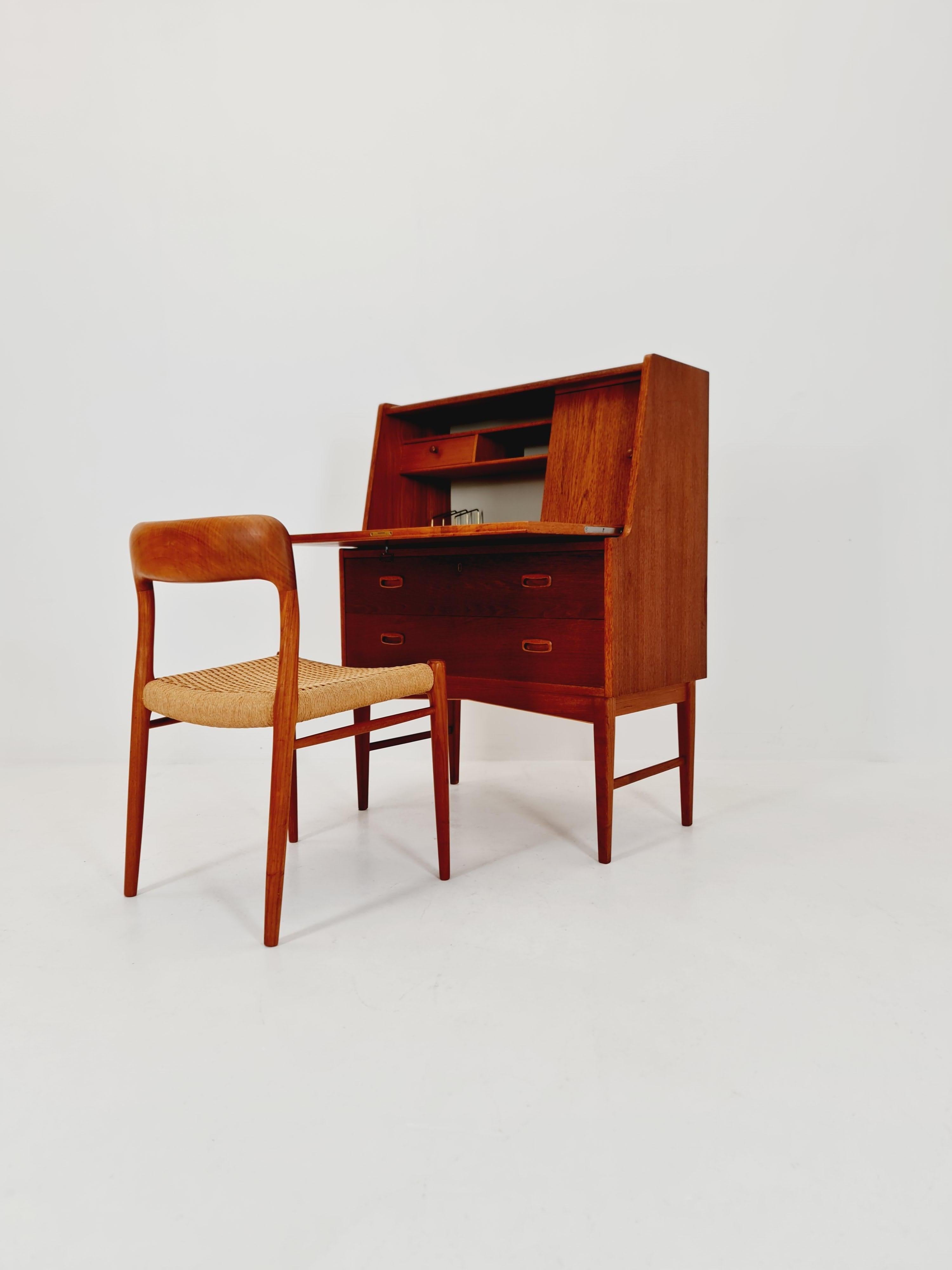 Dänischer Vintage-Sekretär, Schminktisch, Waschtisch aus Teakholz von Arne Wahl Iversen, 1960 (Mitte des 20. Jahrhunderts) im Angebot