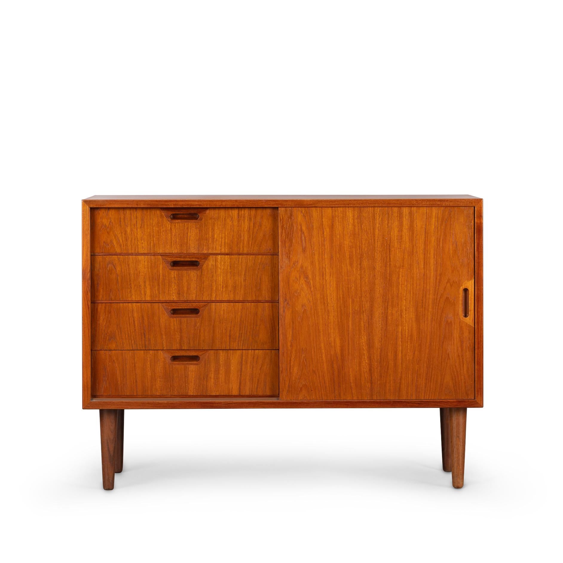 Flashy sideboard in teak in which you can hide all your pleasures. The color is a beautiful reddish teak. The cool flush cut grips are the key feature that makes this one a true eye catcher. On the inside there is all you need with good sized