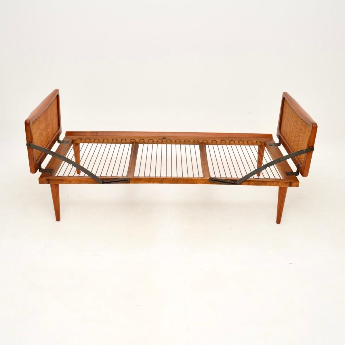 Bouclé Canapé-lit vintage danois en teck par Peter Hvidt & Orla Mølgaard-Nielsen en vente
