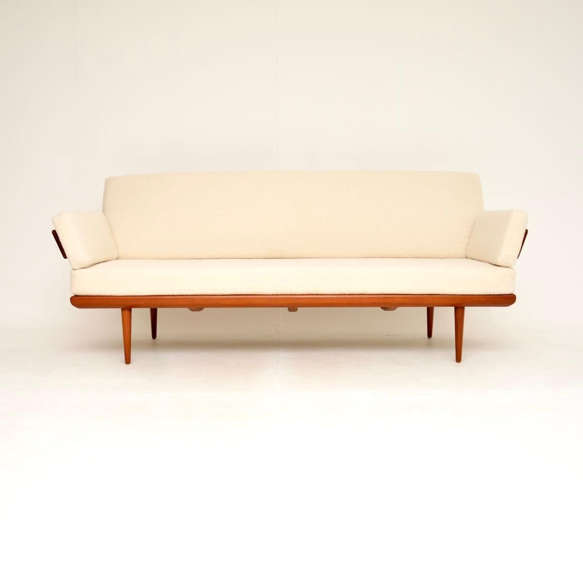 Extraordinario sofá-cama danés vintage de teca, obra de Peter Hvidt y Orla Mølgaard-Nielsen. Fabricado en Dinamarca por France and Son, data de principios de los años sesenta.

Es de magnífica calidad y muy cómoda, con los gruesos cojines de muelles