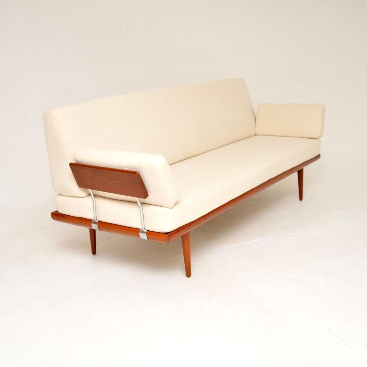 Sofá-cama vintage danés de teca de Peter Hvidt y Orla Mølgaard-Nielsen Moderno de mediados de siglo en venta