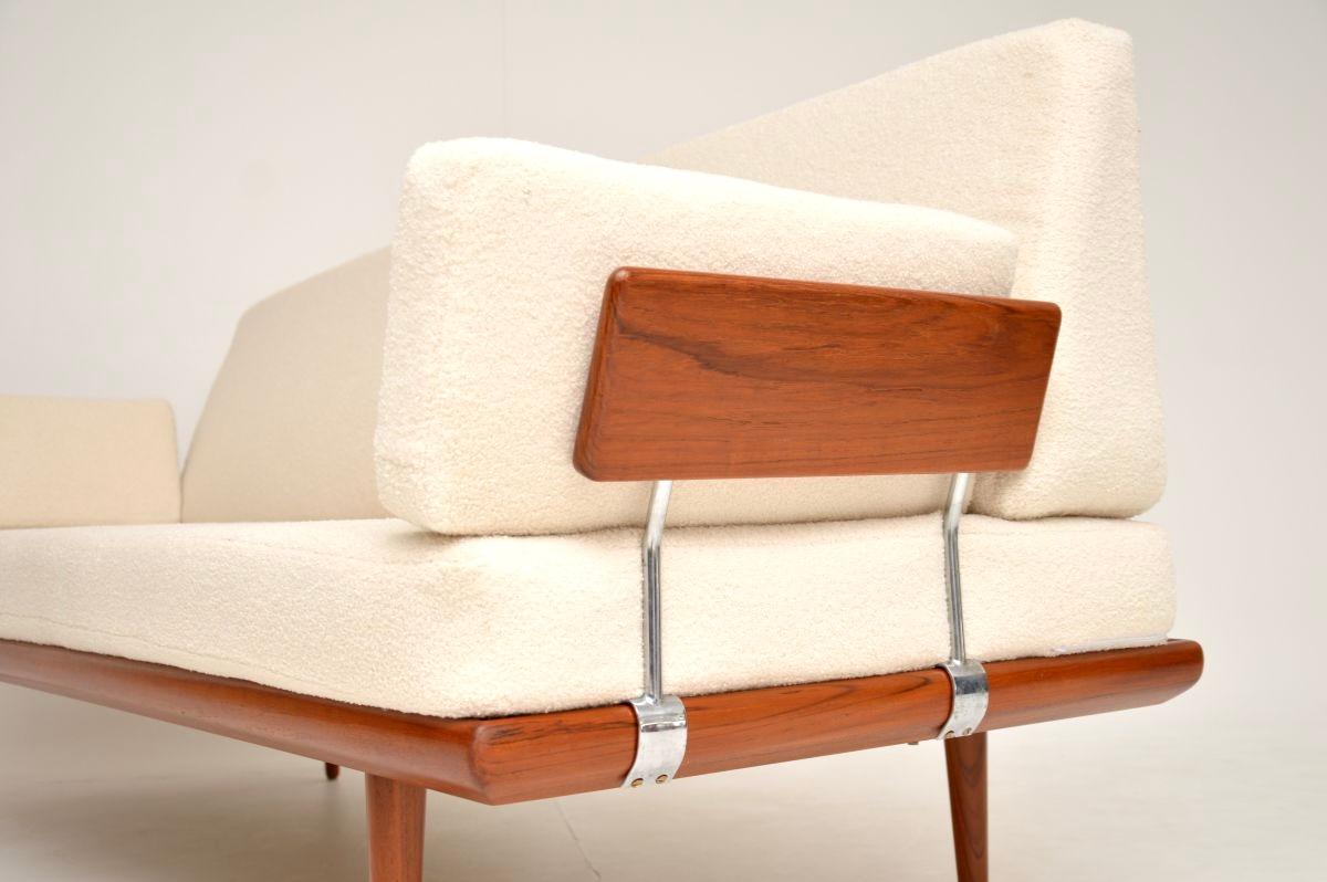 Sofá-cama vintage danés de teca de Peter Hvidt y Orla Mølgaard-Nielsen mediados del siglo XX en venta