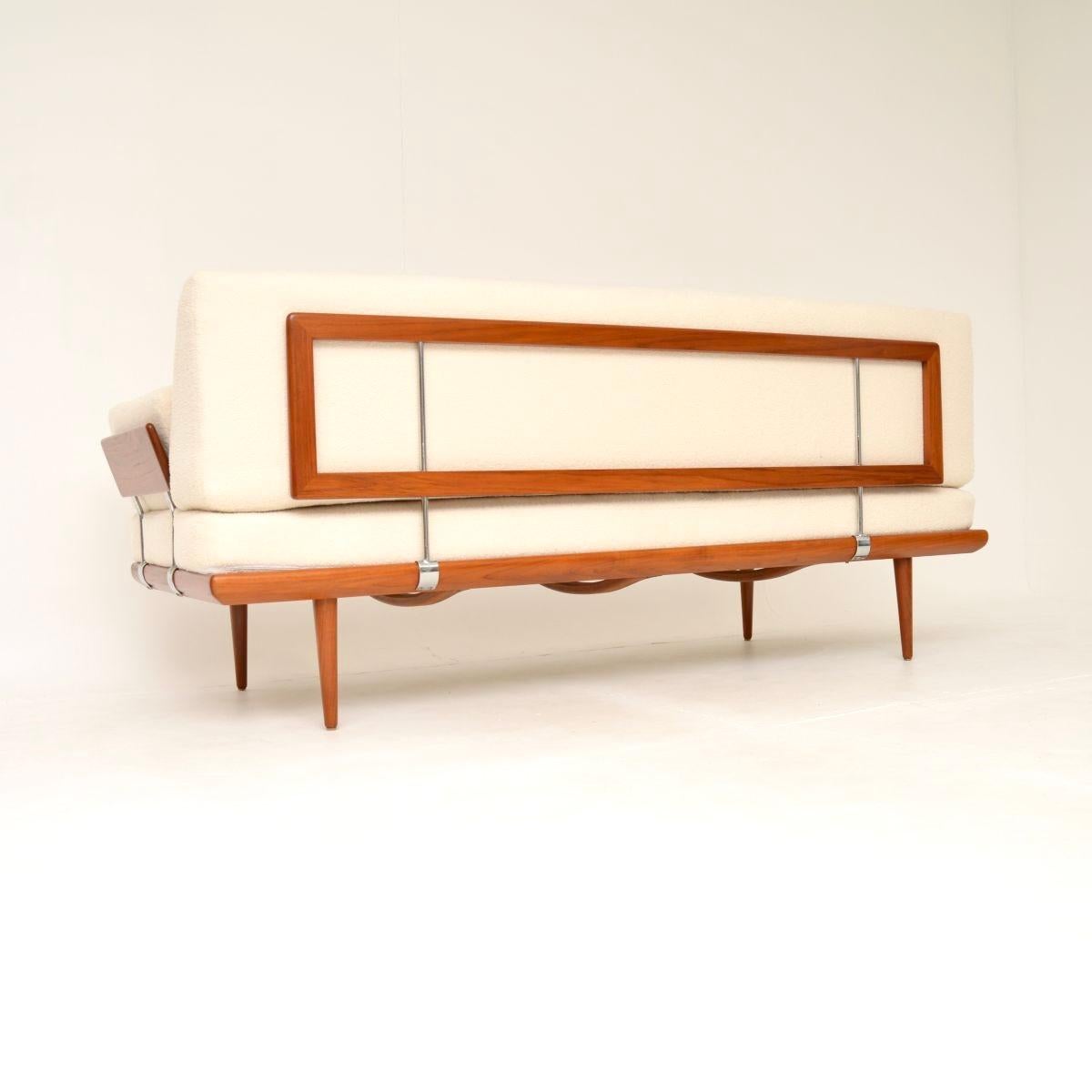 Sofá-cama vintage danés de teca de Peter Hvidt y Orla Mølgaard-Nielsen Bouclé en venta