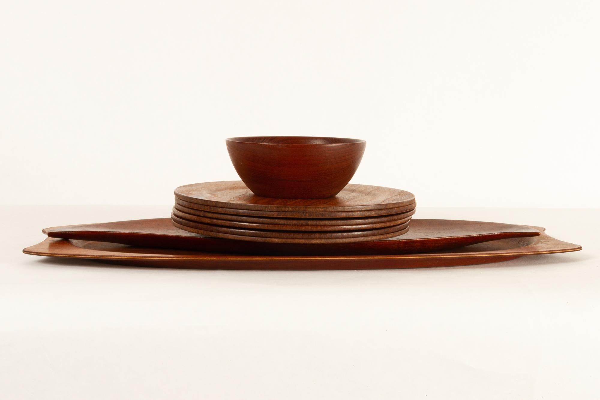 Danish vintage teak tray, plates and bowl 1960s set of 9.
Mid-Century Modern Danish tableware.
This set consists of:
A large oval serving tray by Silva, length 59.5 cm.
Six plates by Johs Andersen, diameter 26.5 cm.
A leaf shaped tray in solid