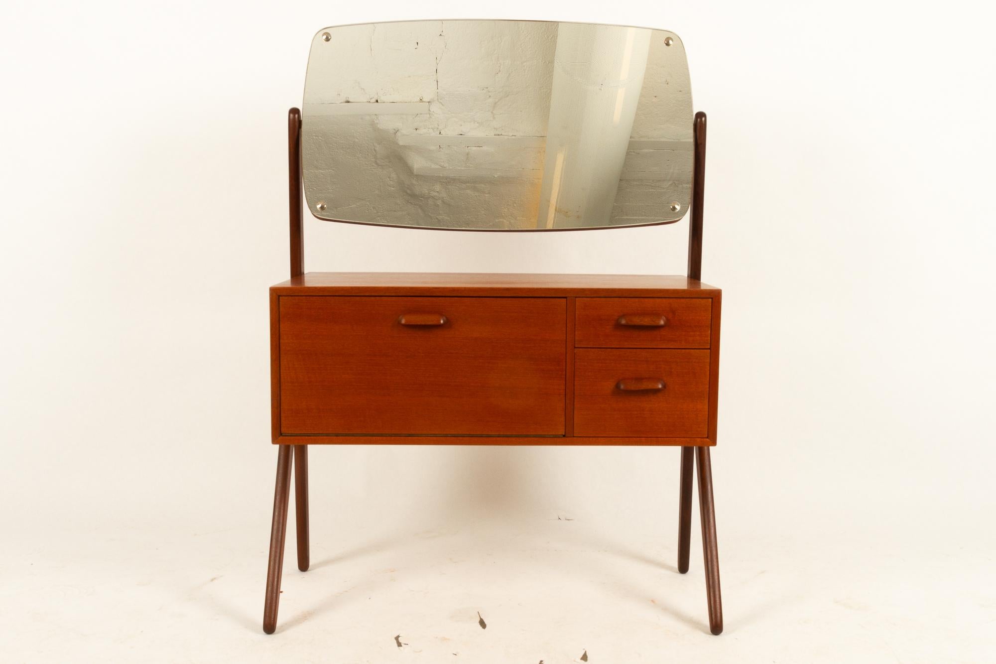 Danish vintage teak vanity by Ølholm 1960s
Elegant Mid-Century Modern dressing table in teak with large mirror. Features cabinet and two drawers. Mirror can be tilted. Y-legs in solid teak.
Height tabletop: 60 cm / 24