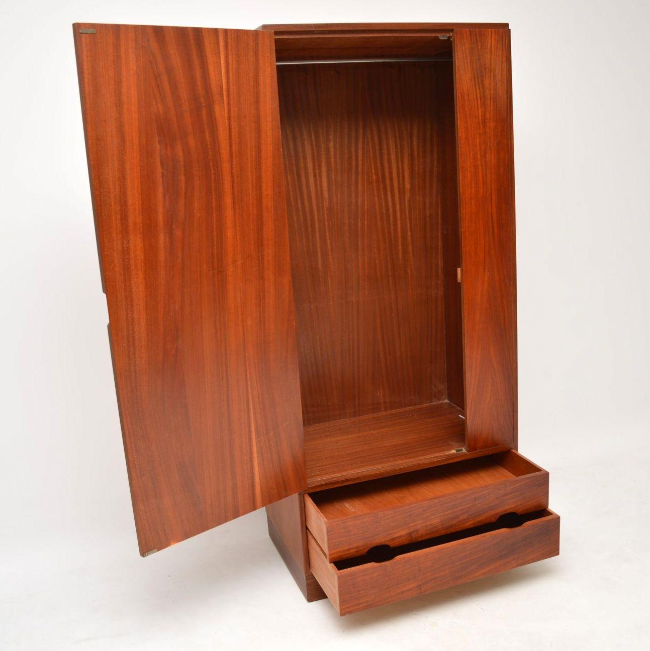 A very stylish and top quality vintage Danish wardrobe in teak, this dates from the 1960s. It’s really well made and in great condition for its age. this has a lovely color, beautiful grain patterns and a fantastic minimal design. This is clean,