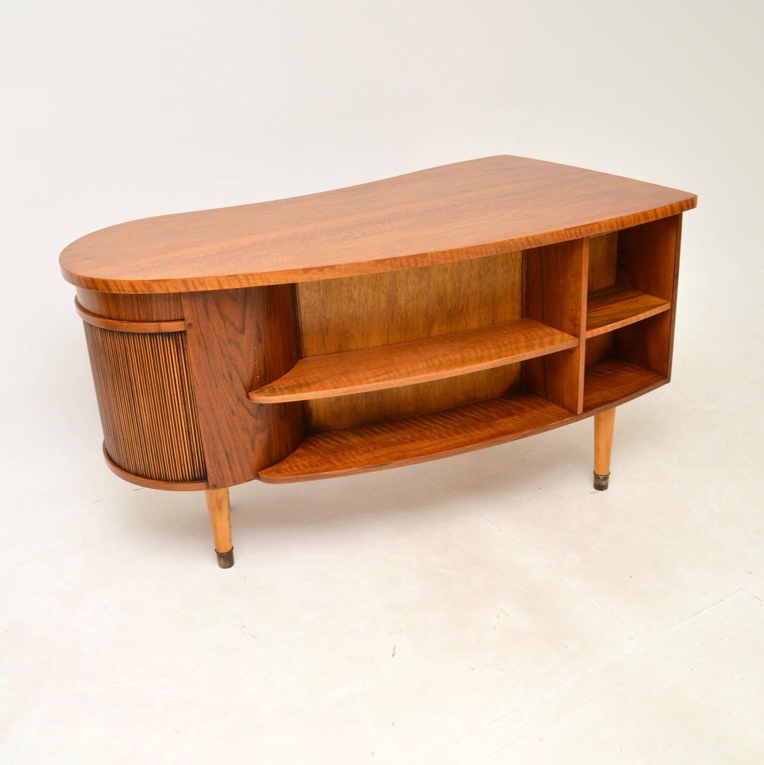 Dänischer Vintage-Schreibtisch aus Nussbaumholz von Kai Kristiansen 4