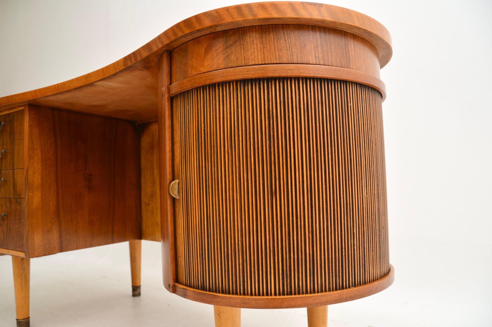 Dänischer Vintage-Schreibtisch aus Nussbaumholz von Kai Kristiansen 10