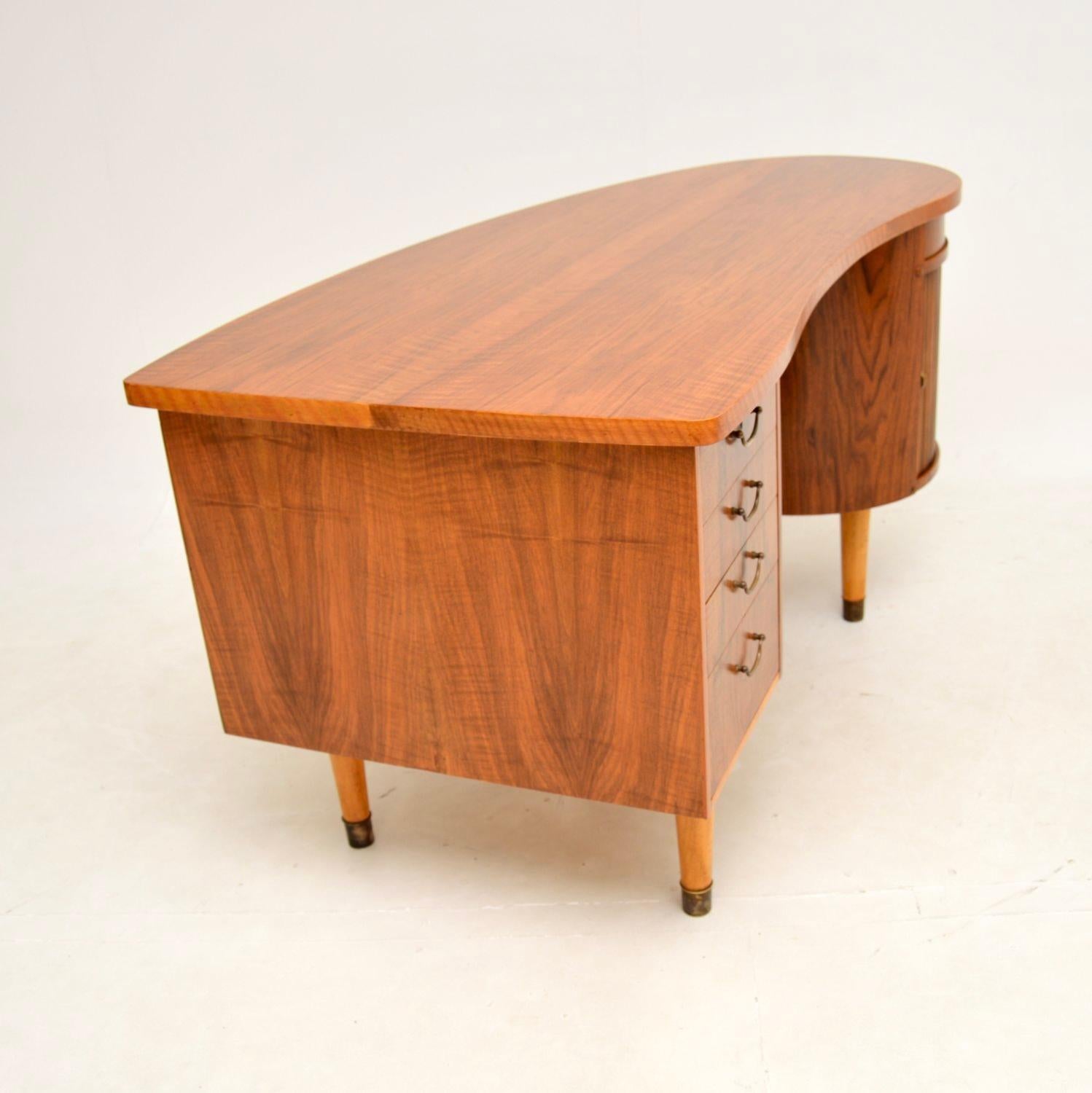 Dänischer Vintage-Schreibtisch aus Nussbaumholz von Kai Kristiansen (Moderne der Mitte des Jahrhunderts)