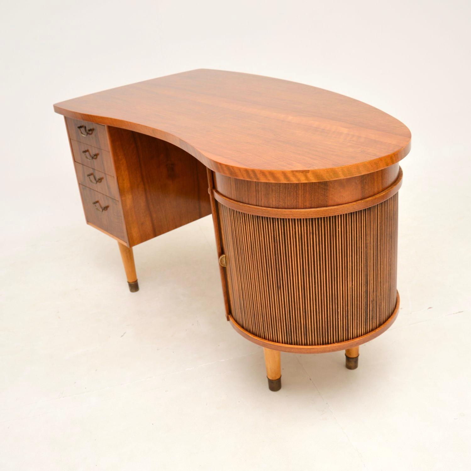 Dänischer Vintage-Schreibtisch aus Nussbaumholz von Kai Kristiansen im Zustand „Gut“ in London, GB