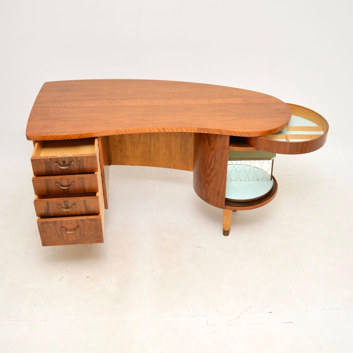 Dänischer Vintage-Schreibtisch aus Nussbaumholz von Kai Kristiansen (Mitte des 20. Jahrhunderts)