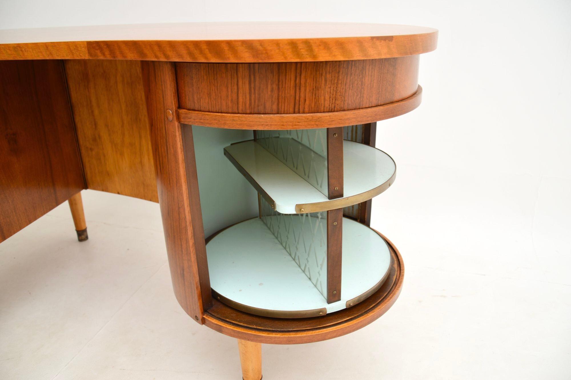 Dänischer Vintage-Schreibtisch aus Nussbaumholz von Kai Kristiansen 2