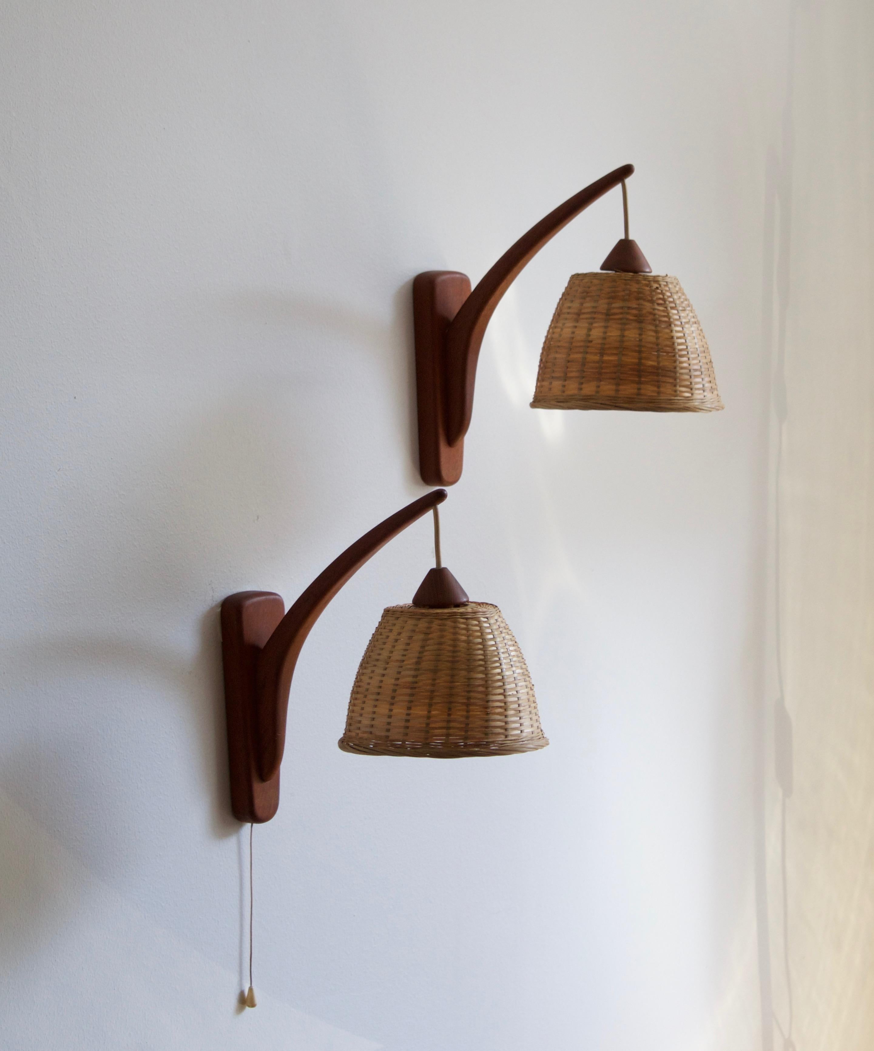 A pair of wall lights / sconces. Designed and produced in Denmark, 1950s. Assorted vintage rattan lampshades.