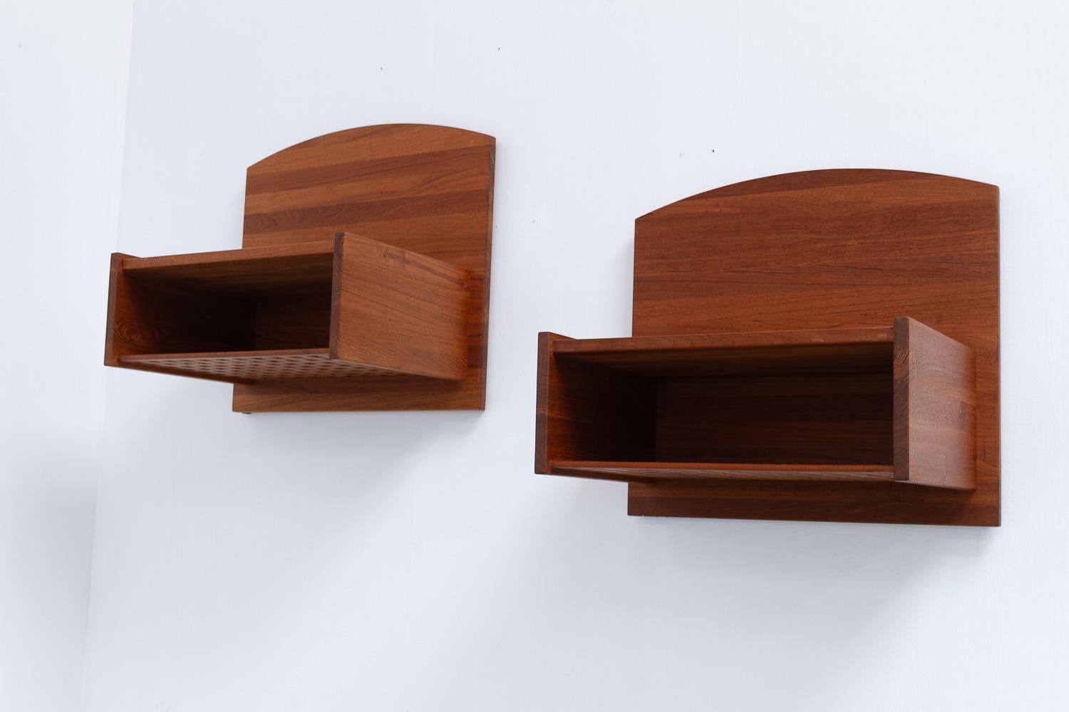 Danish Wall Mounted Bedside Tables in Solid Teak by Trip Trap, 1980s. Set of 2. In Good Condition For Sale In Asaa, DK