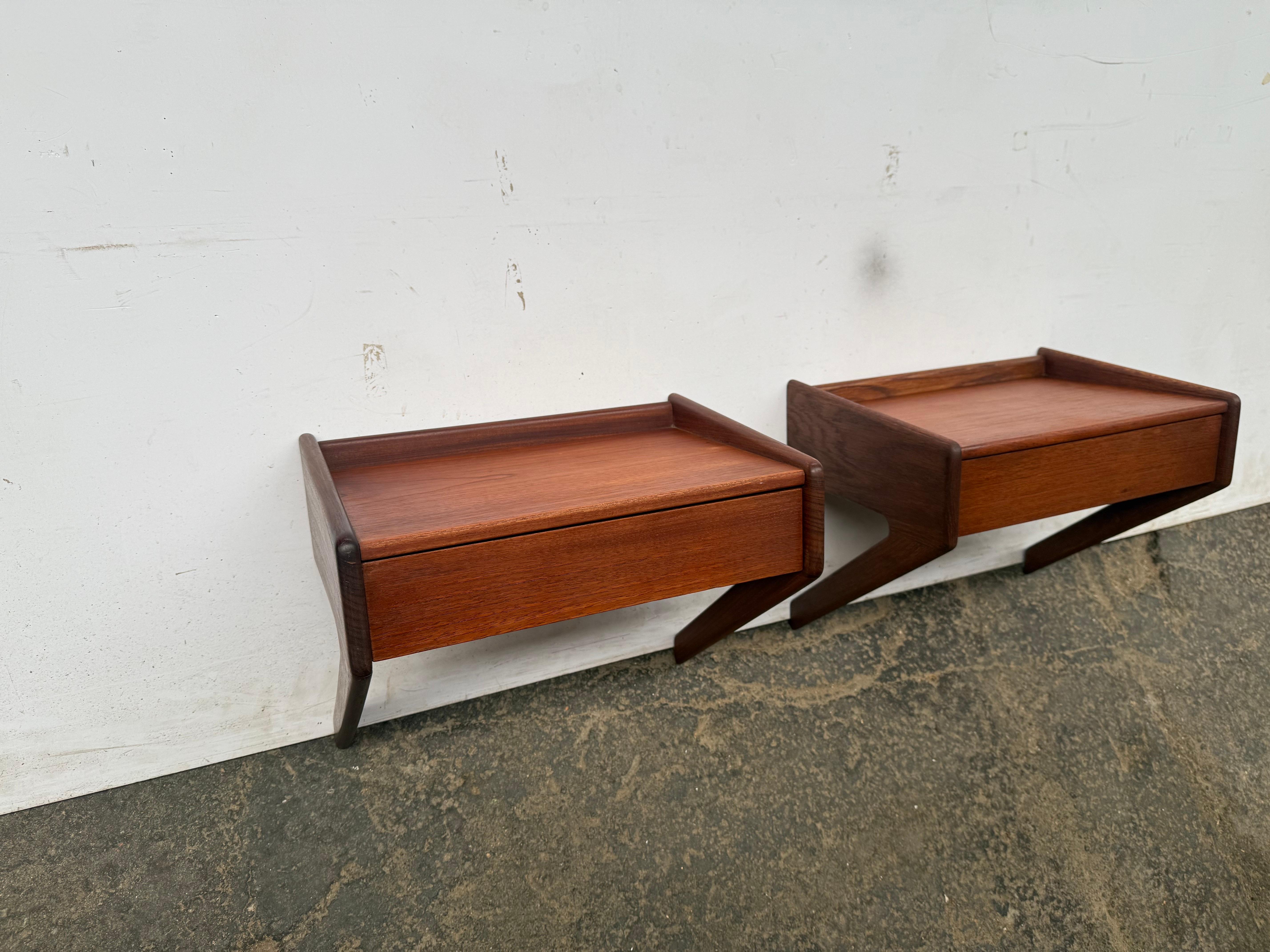 Tables de chevet murales classiques danoises en teck des années 1960 - Ølholm Møbelfabrik

Ces élégantes tables de chevet danoises modernes du milieu du siècle ont été fabriquées dans les années 1960 par Ølholm Møbelfabrik. Magnifiquement fabriquée