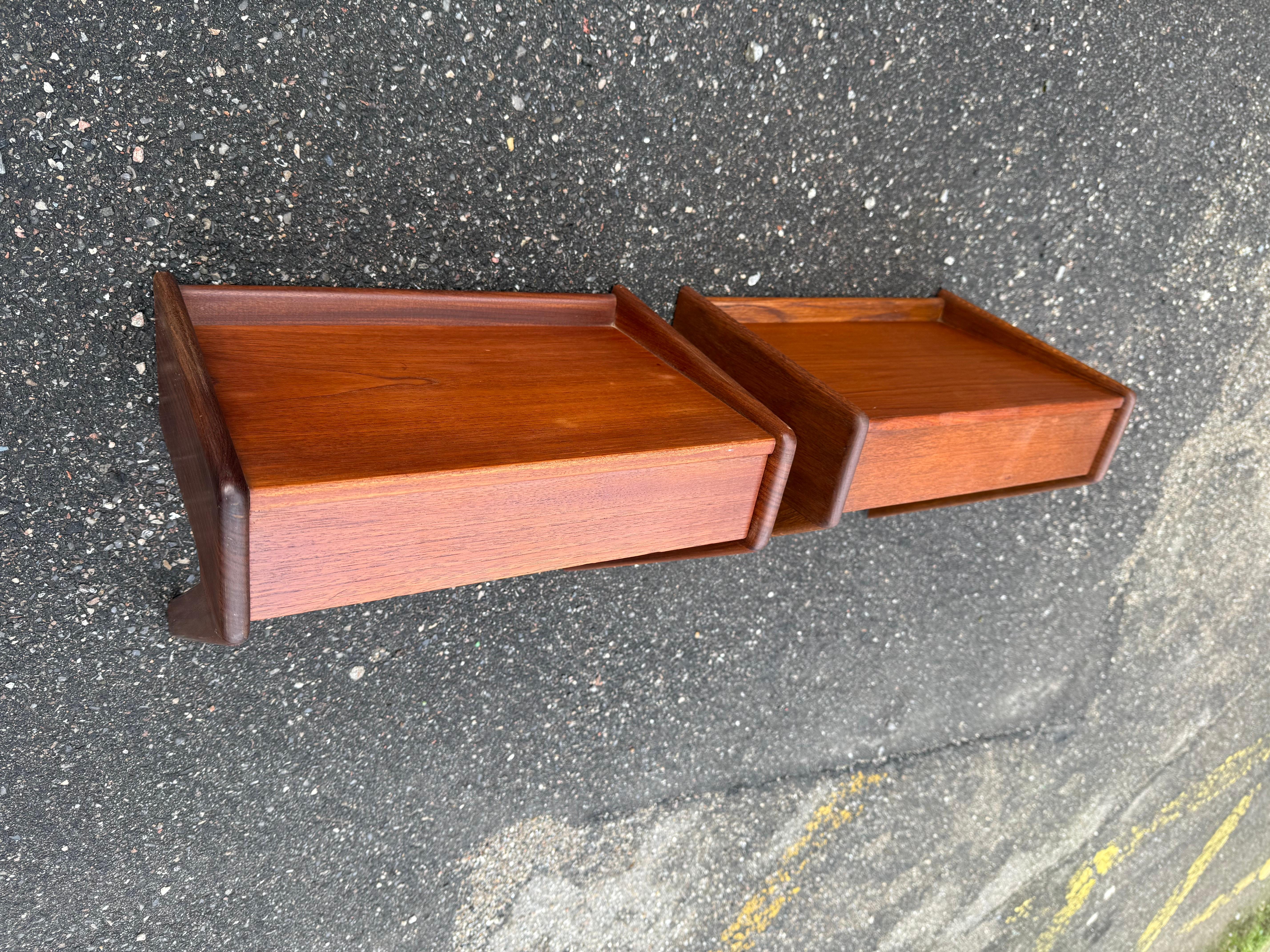 Mid-Century Modern Tables de chevet murales danoises en teck des années 1960, Ølholm Møbelfabrik en vente