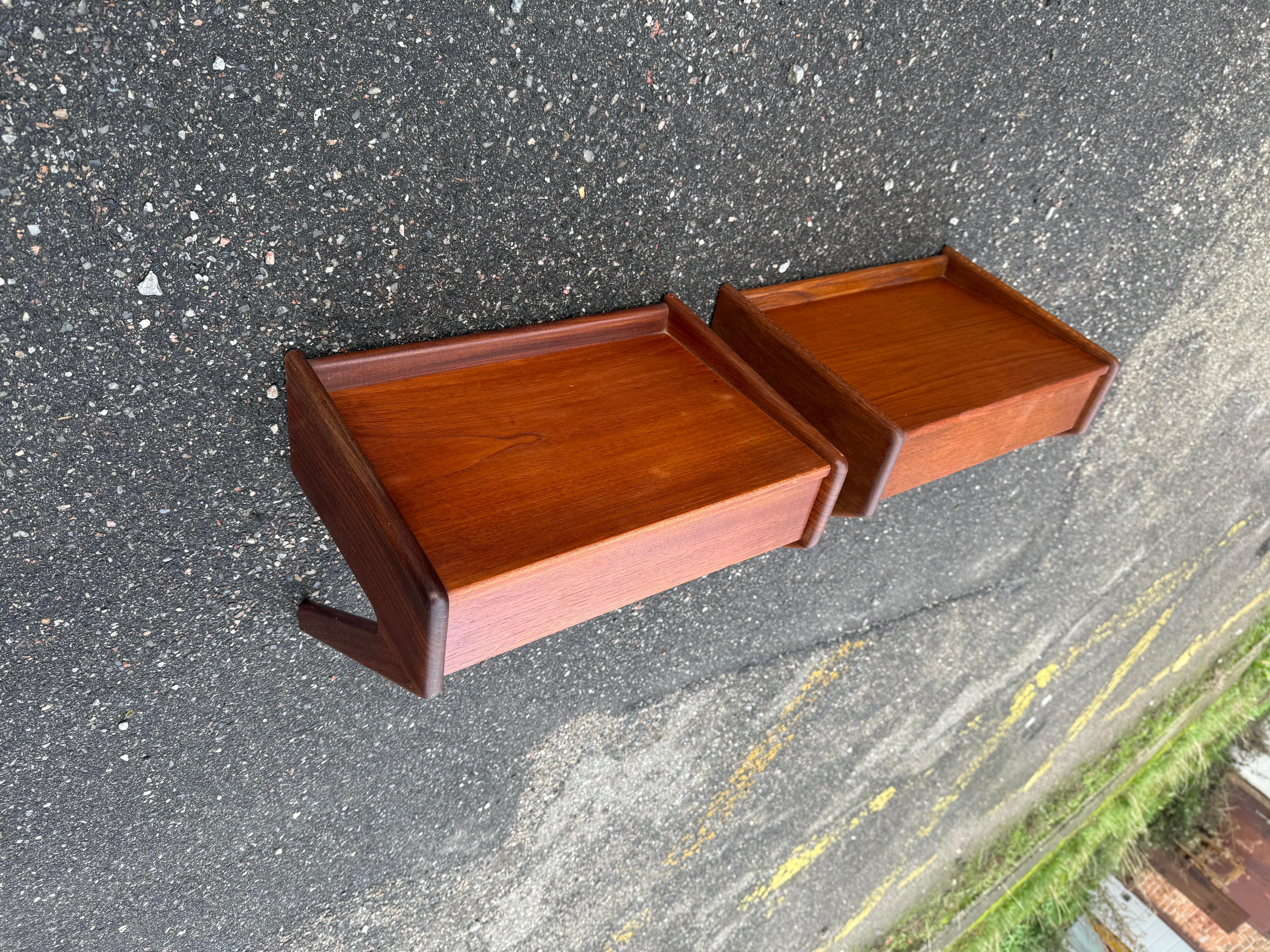 Danois Tables de chevet murales danoises en teck des années 1960, Ølholm Møbelfabrik en vente