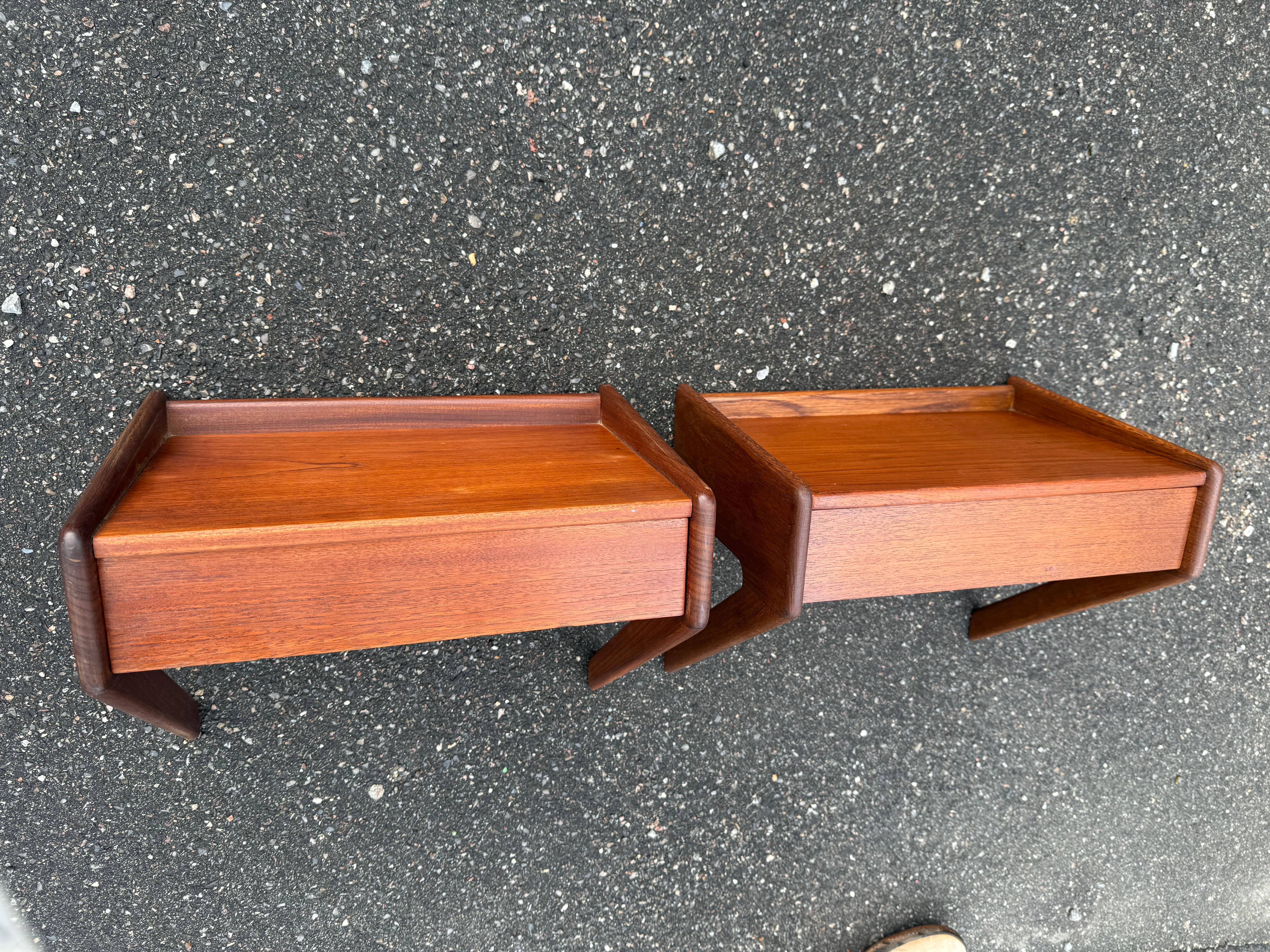 Tables de chevet murales danoises en teck des années 1960, Ølholm Møbelfabrik Bon état - En vente à Copenhagen, DK