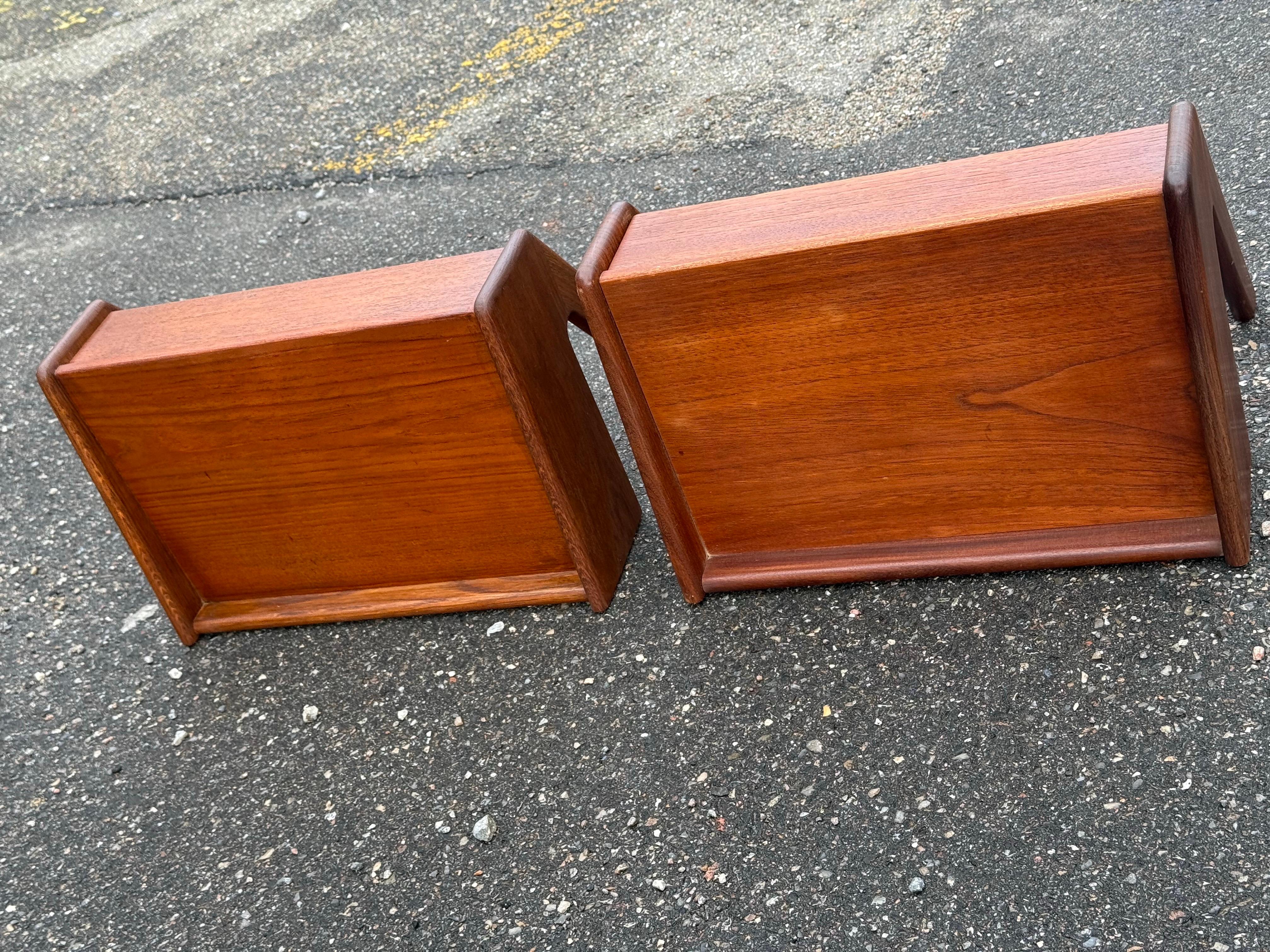 Milieu du XXe siècle Tables de chevet murales danoises en teck des années 1960, Ølholm Møbelfabrik en vente