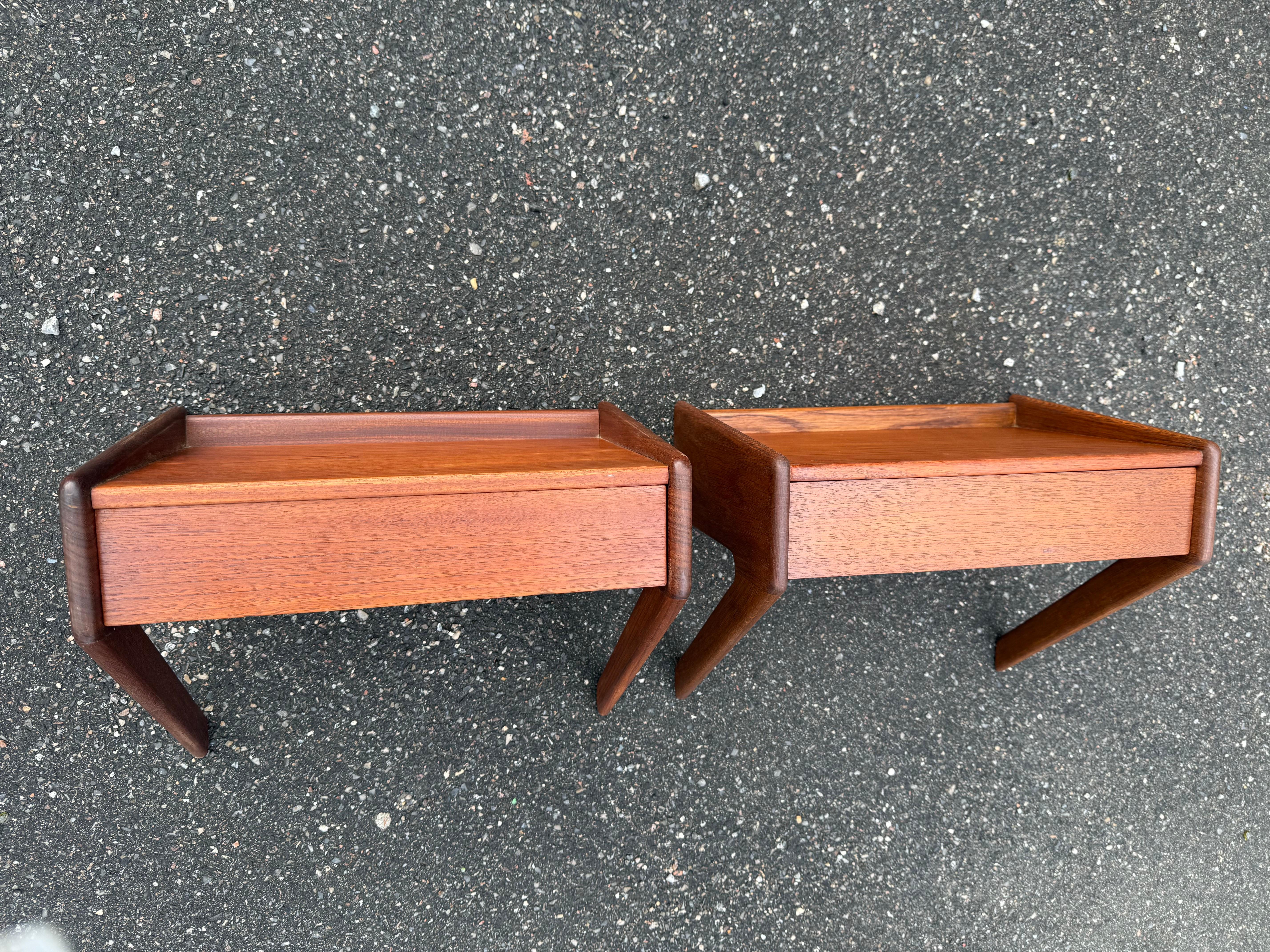 Teck Tables de chevet murales danoises en teck des années 1960, Ølholm Møbelfabrik en vente
