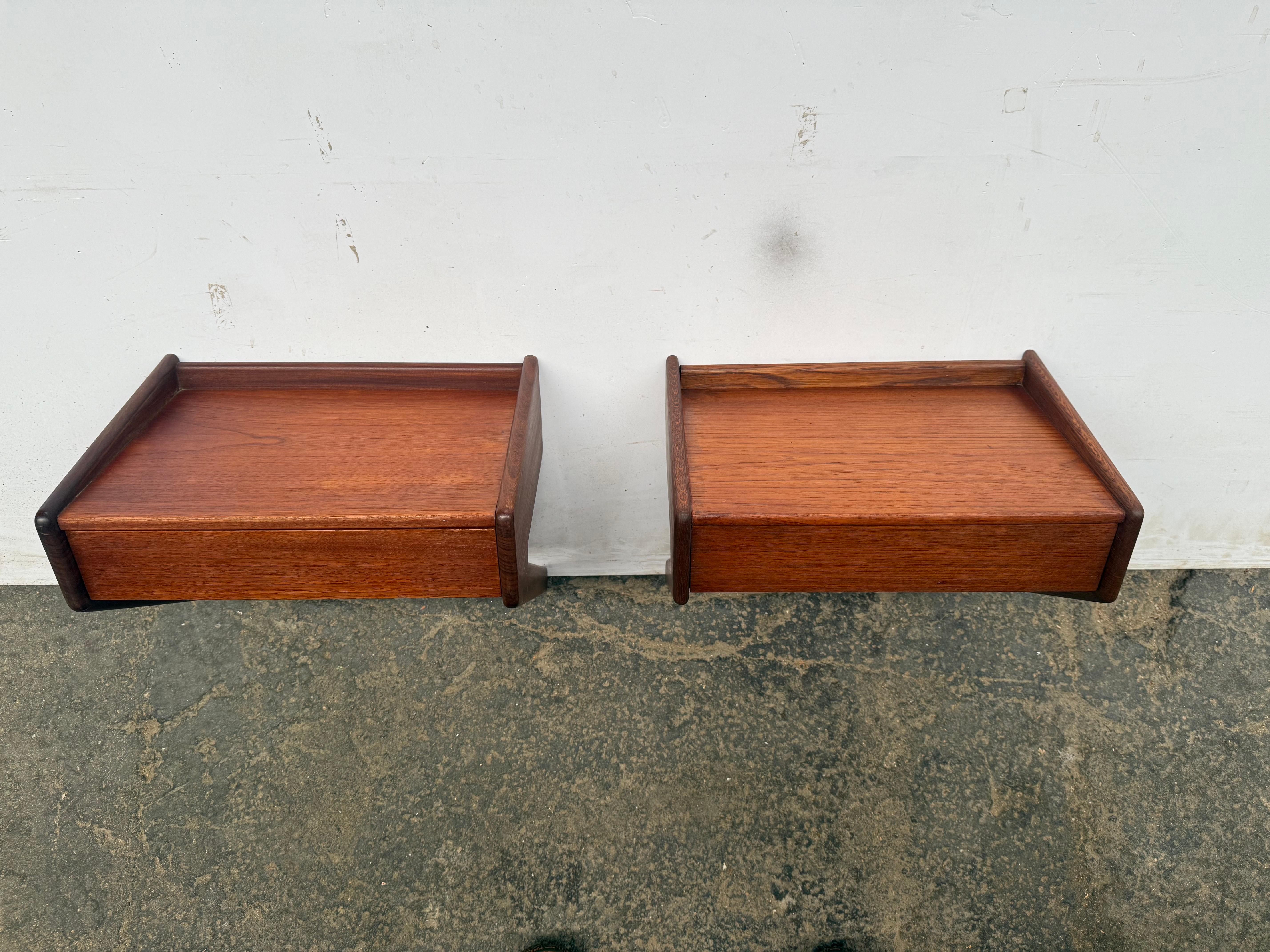 Tables de chevet murales danoises en teck des années 1960, Ølholm Møbelfabrik en vente 1