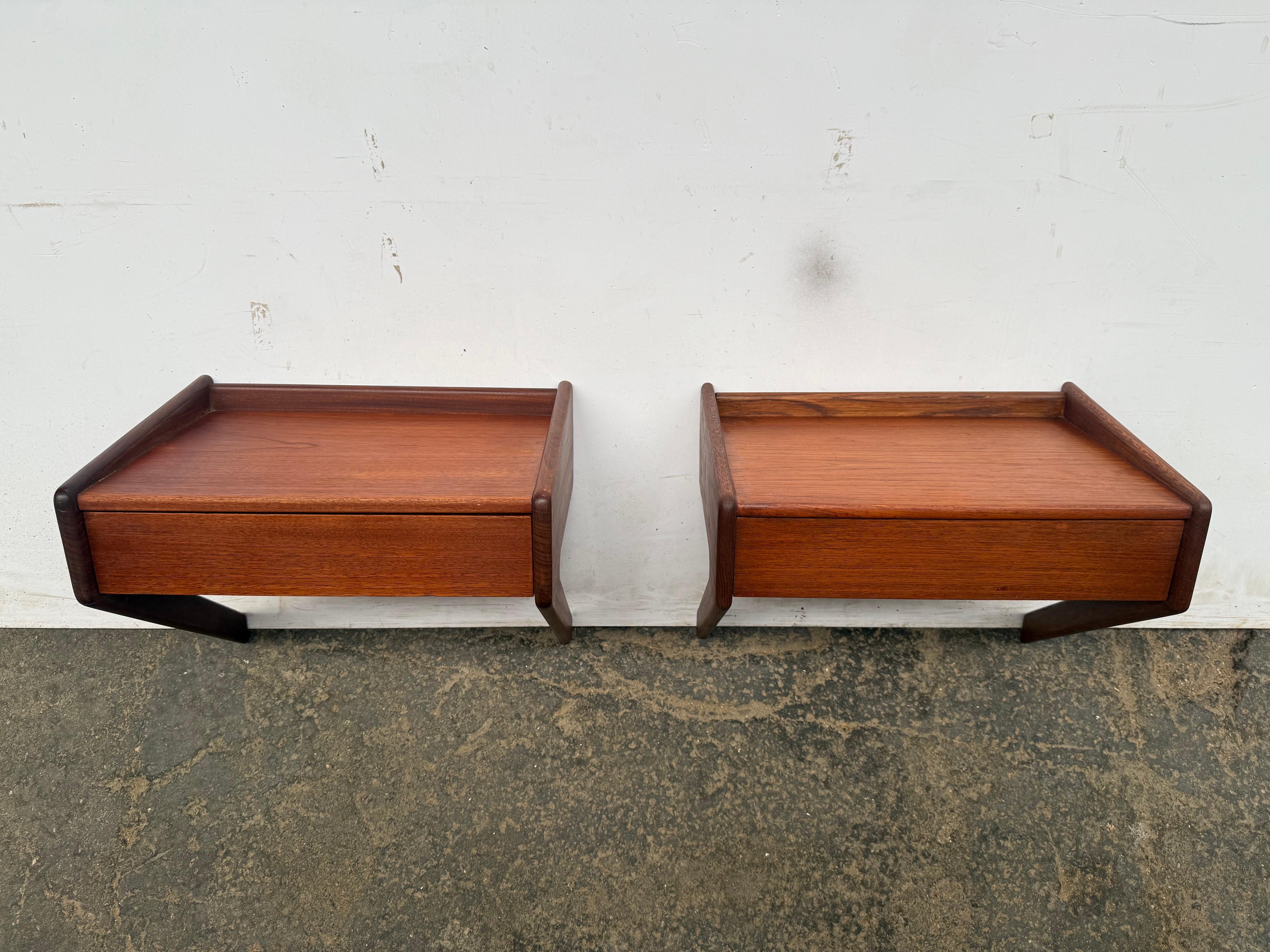 Tables de chevet murales danoises en teck des années 1960, Ølholm Møbelfabrik en vente 2