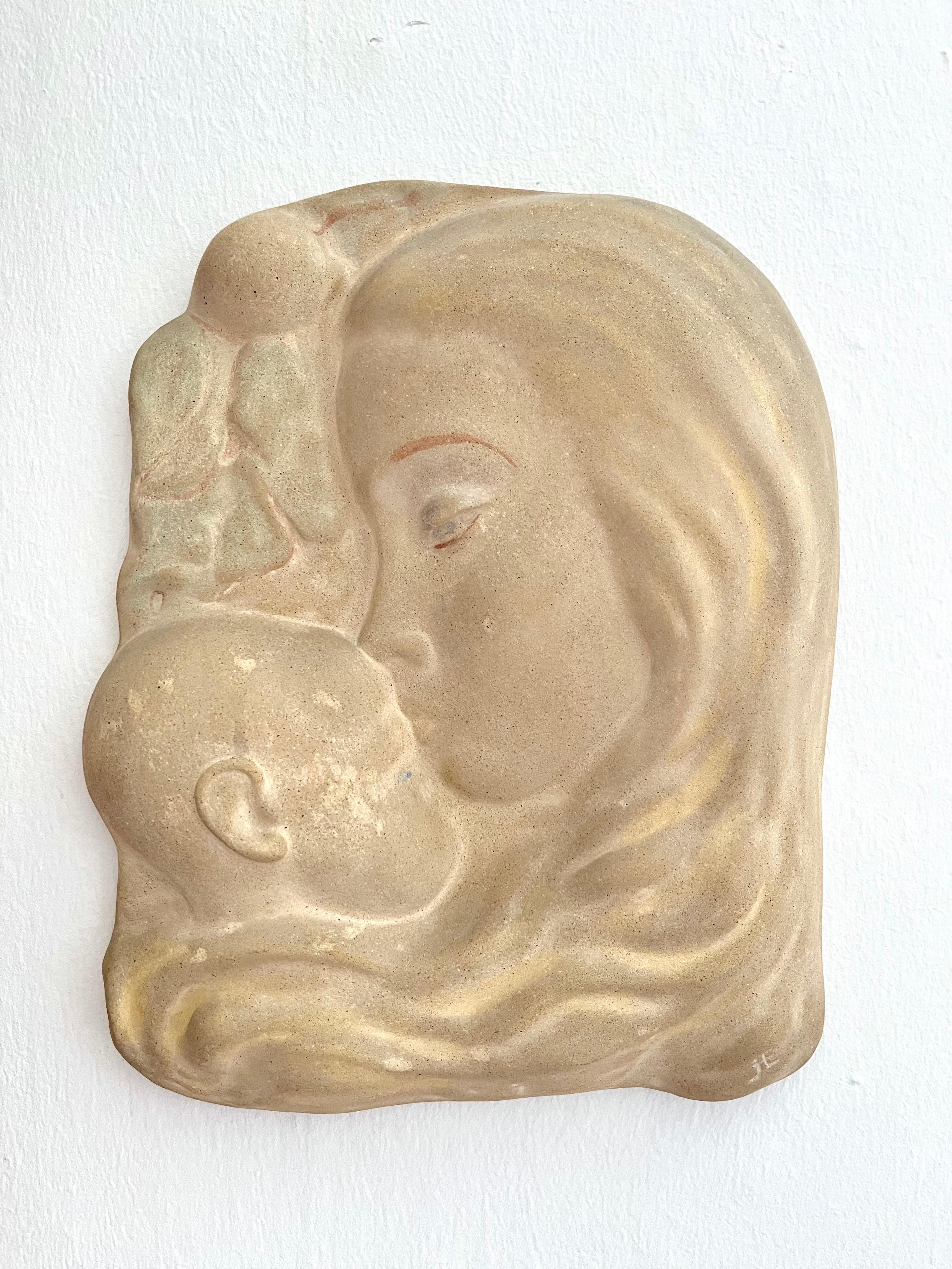 Relief mural en plâtre danois des années 1930 par Niels Jakob Eriksen (Jacob Eriksen), Illums Bolighus

Magnifique et rare relief mural danois, probablement des années 1930, représentant une scène tendre d'une femme et d'un enfant de profil. La