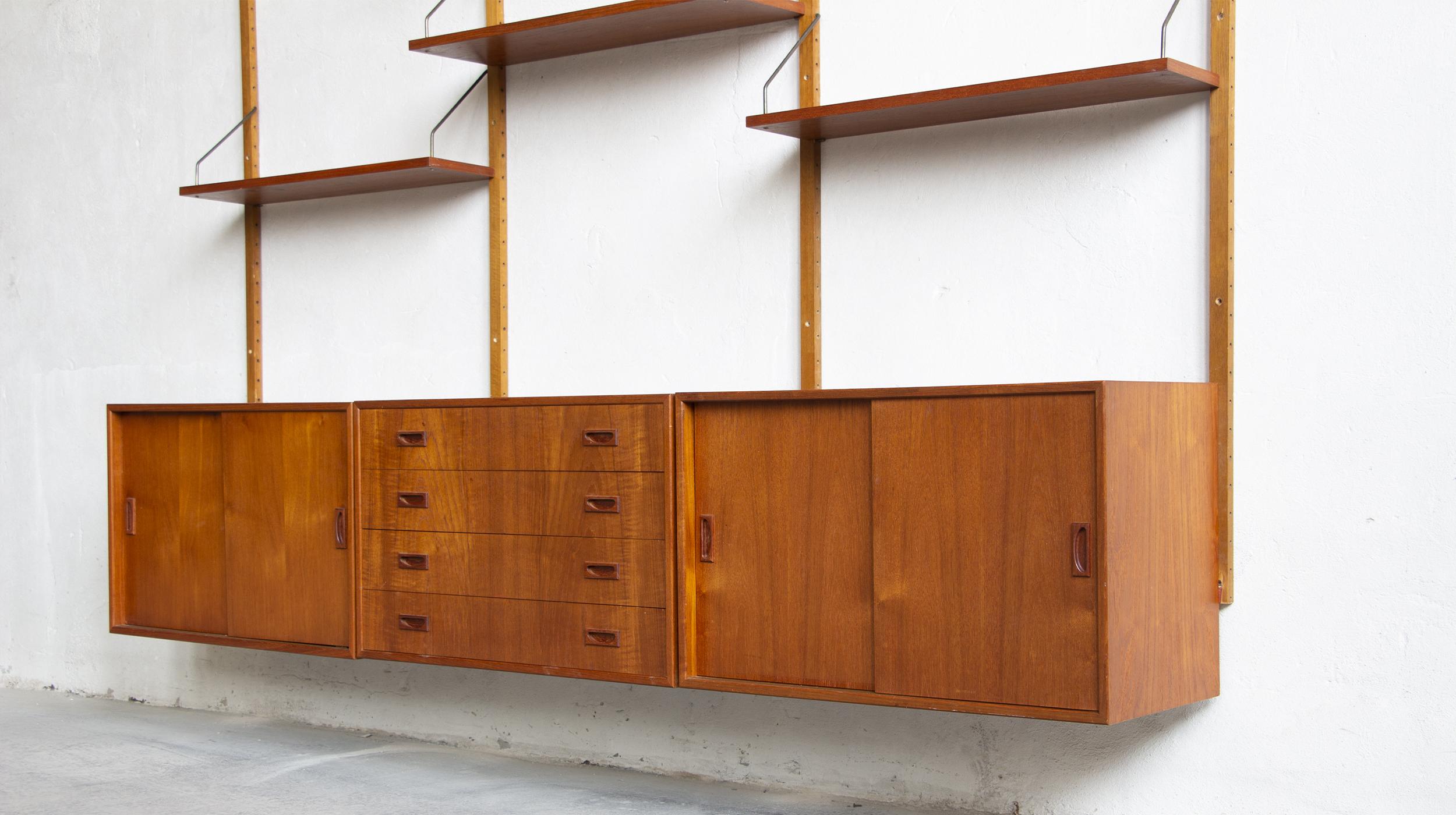 Danish vintage teak bookcase Preben Sørensen for Randers Møbelfabrik.

Model PS System.

The set is in very good vintage condition. The bookcase is in very good vintage condition with age-related wear and tear.

This modular bookcase is composed of