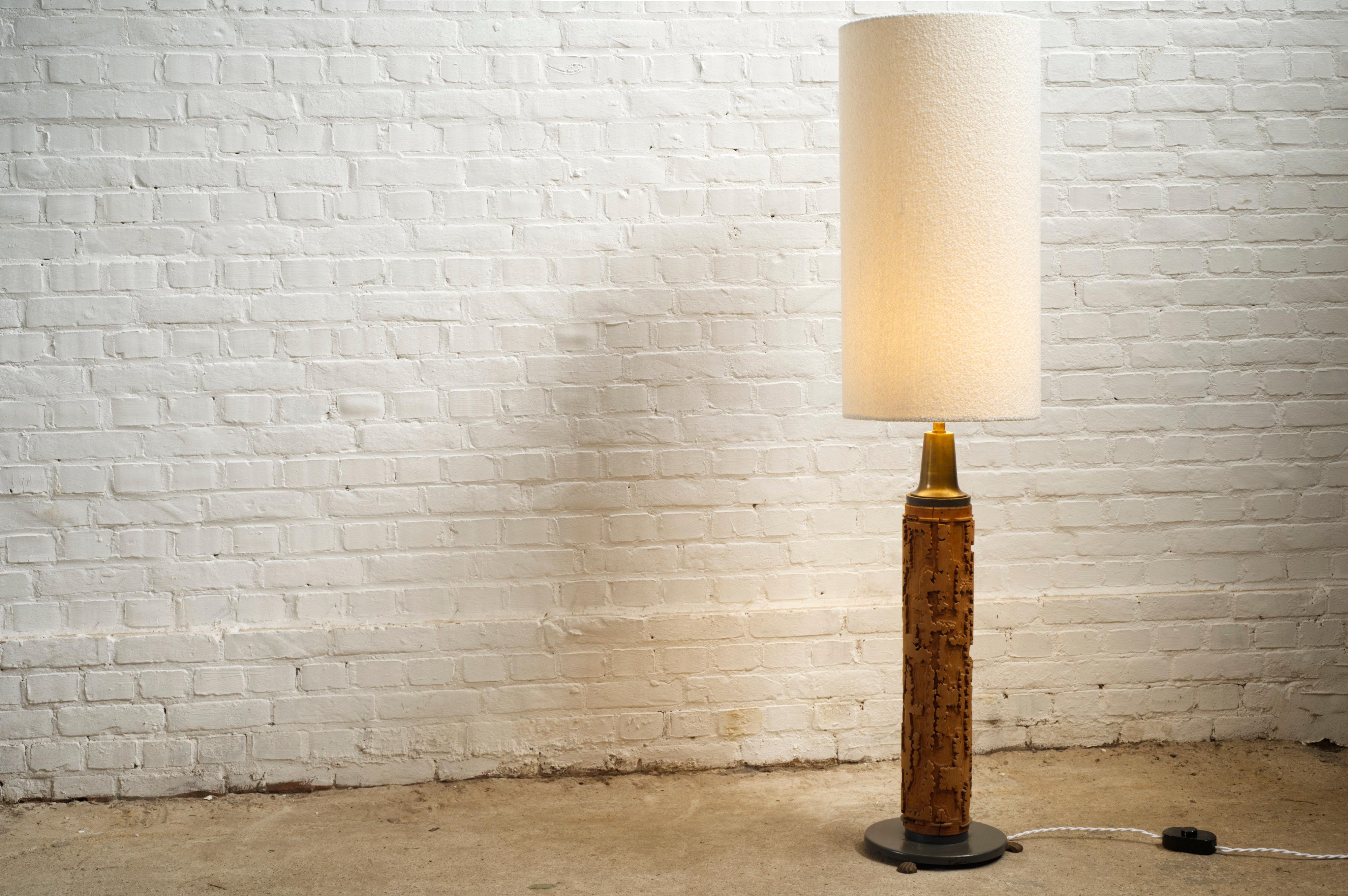 Lampadaire en rouleau d'impression de papier peint, Danemark, années 1930

Un magnifique lampadaire ancien fabriqué à partir d'un rouleau d'impression en bois utilisé à l'origine pour imprimer une couche de couleur d'un motif de papier peint. Une