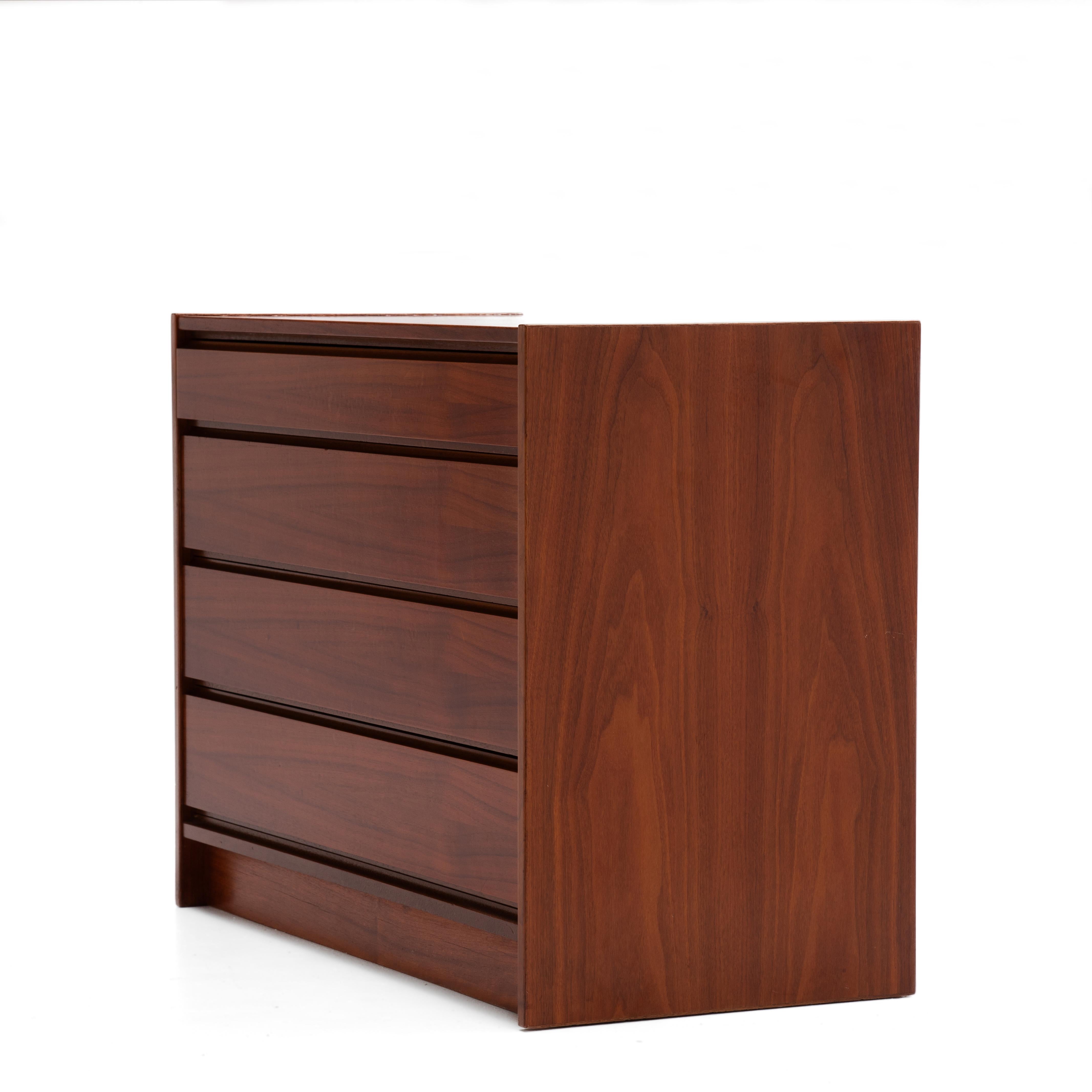 Dänischer Nussbaum 4 Schubladen Kommode Arne Wahl Iversen Unmarked 1970s (Walnuss) im Angebot
