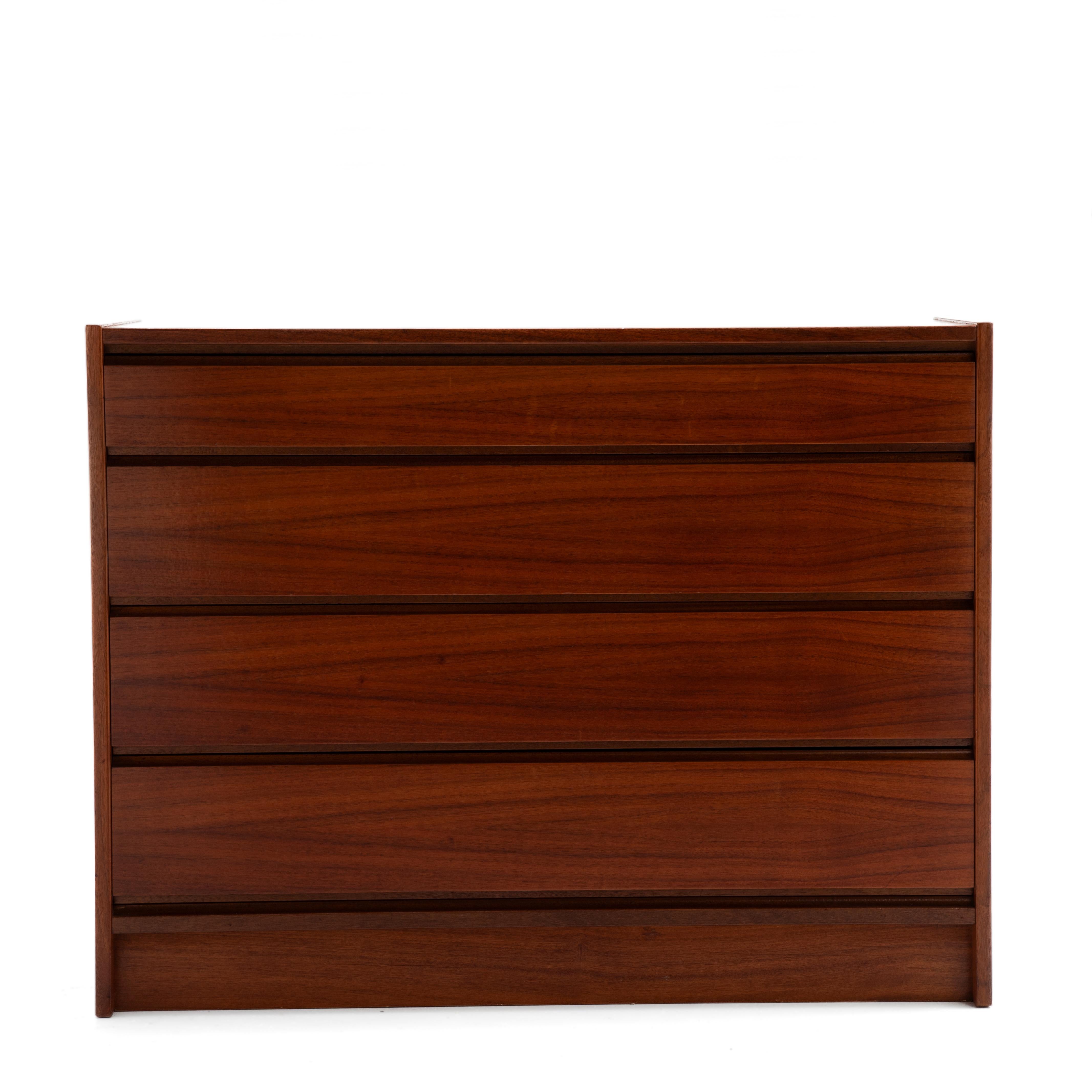 Dänischer Nussbaum 4 Schubladen Kommode Arne Wahl Iversen Unmarked 1970s im Angebot 2